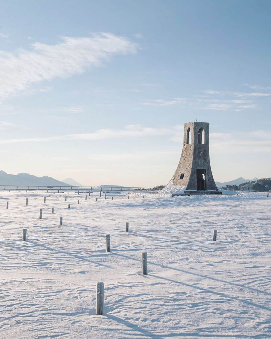 ?長野県 観光 公式インスタグラム さんのインスタグラム写真 - (?長野県 観光 公式インスタグラム Instagram)「//﻿ Photo by @eno_noe_22﻿ ﻿ 氷点下の絶景﻿ 「美ヶ原高原 美しの塔」﻿ ＠小県郡長和町・松本市・上田市﻿ ﻿ 一面雪に覆われた﻿ 美ヶ原のシンボル「美しの塔」❄️﻿ ﻿ 清らかな空気にみたされた氷点下の世界﻿ 冬の美しい白銀の雪原を歩いてみませんか☃️﻿ ﻿ ＿＿＿＿＿＿＿＿﻿ ﻿ ☃️インスタアワード作品募集中☃️﻿ 応募期間12/13～2/26﻿ 詳しくはプロフィールのリンクからご覧ください﻿ ﻿ @nagano_japan をフォローして﻿ 応募期間(12/13～2/26)内に ﻿ 長野県内で撮った写真に﻿ #長野の雪遊び﻿ を付けて投稿するだけ✨﻿ ﻿ ＿＿＿＿＿＿＿＿＿﻿ ﻿ Location /Matsumoto City, Ueda City, Nagawa Town, Nagano, Japan ﻿ ﻿ #長野のいいところ #美ヶ原高原美しの塔 #松本市 #上田市 #長和町 #山の信州﻿ ﻿」2月20日 18時56分 - nagano_japan