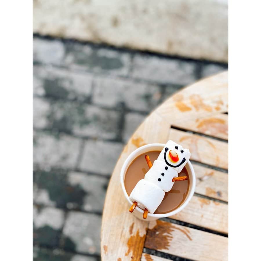 黒澤まさ美さんのインスタグラム写真 - (黒澤まさ美Instagram)「. 【SWIPE→】 #ウィスラー はとても寒いので、#スノーマン も#ココア の上で暖を取っているようです⛄️ . #luxuryhotel  #luxurytravel  #snowman #typsysnowman #snowman #cocoa #mashmellow  #fswhistler  #fourseasons  #winter #whistler  #canada  #canada🇨🇦 #カナダ  #フォーシーズンズ #フォーシーズンズリゾートウィスラー #雪だるま #マシュマロ #ウィスラ #snow man #4 seasons」2月20日 19時00分 - masami_kurosawa
