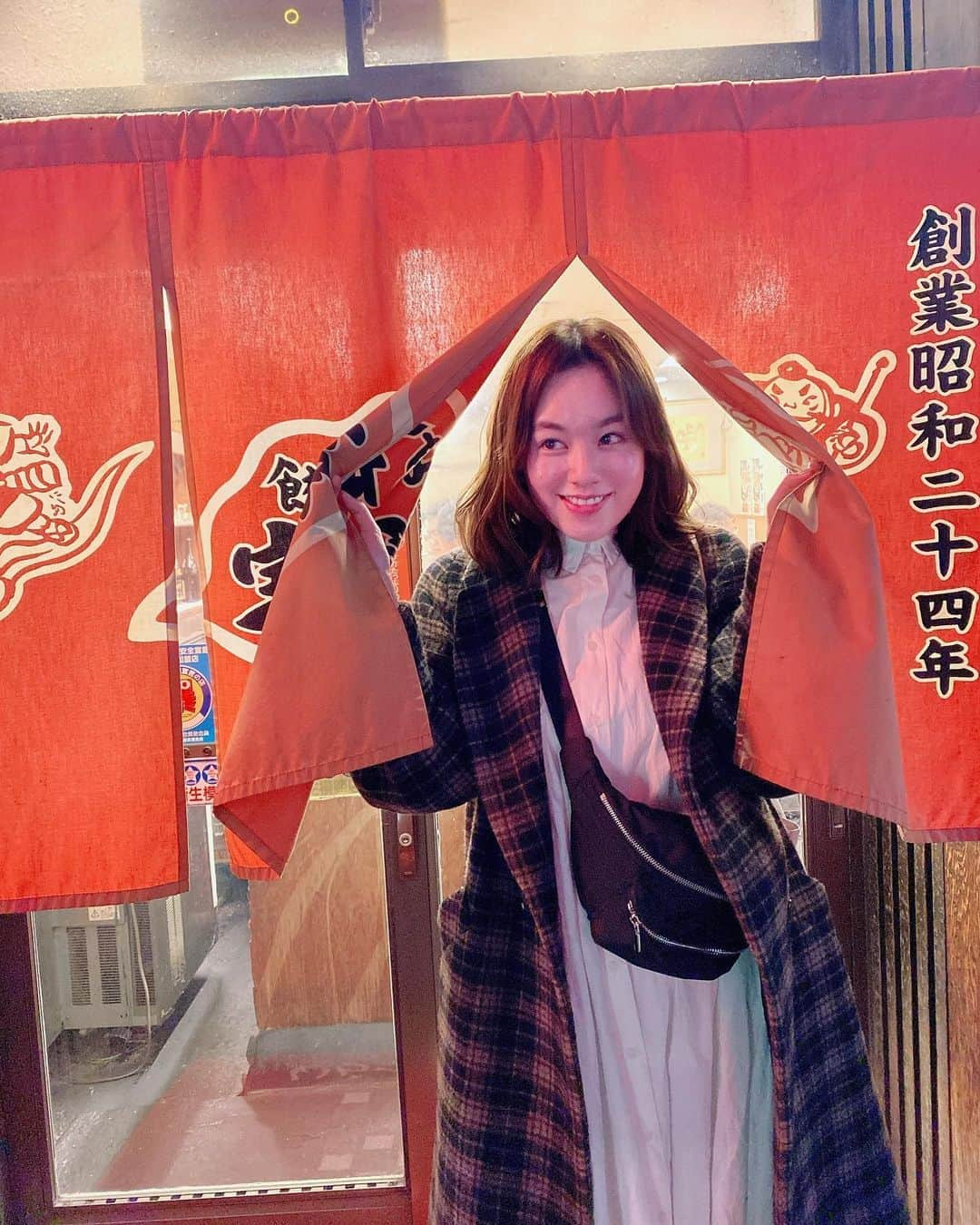 筧美和子さんのインスタグラム写真 - (筧美和子Instagram)「福岡食べ歩き旅🏮 餃子につくねにハムカツにお寿司に最高です。そんちゃんは今日もとぅるとぅる。」2月20日 19時01分 - miwakokakei