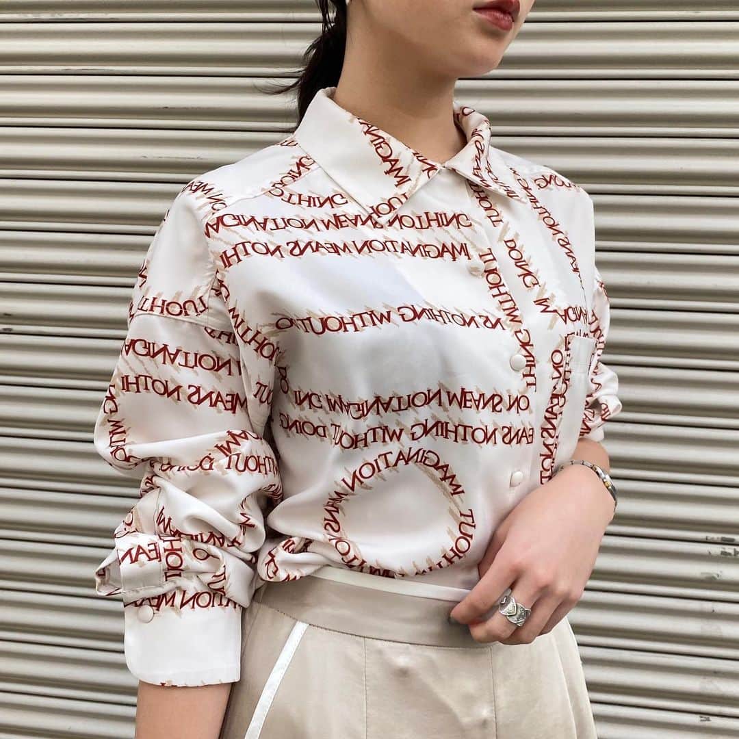 のインスタグラム：「2月21日(金) 発売 ♥ ・ ・ CHAPLIN MESSAGE LOGO SHIRT ORN / WHT ¥14,000 (+tax) ・ ・ #ameri #amerivintage #アメリ #アメリヴィンテージ #tops トップス #SS #spring #shinjuku #lumine2 #ameri新宿」