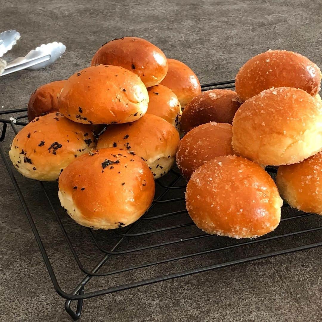 cook kafemaruのインスタグラム：「#bread#ころころパン ひとつの生地でふたつのころころパン🍞 バターシュガーとガーリックバジル。ミルク生地でもっちり〜 🥛」