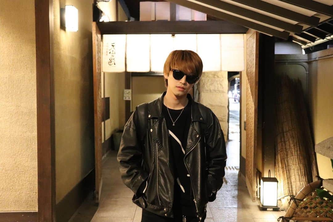 品川翔のインスタグラム：「• • • • リーネ、ビスケ、ランマで 温泉行ってきました♨️ • • • • • • • ゆっくり出来たし 身体も回復しました😊 明日久々の公演だから楽しみ！！！ • • • • • • 写真はリーネに撮ってもらった📸 • • • • • • • • • • • • •  #instagood#actor#俳優 #hair#style#l4l #followme #fashion #KYOTOSAMURAIBOYS #KSB#model  #ootd #instafashion」