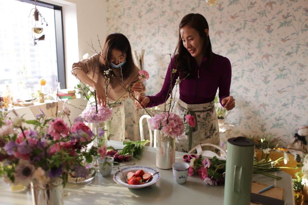 チャン・ヒジンのインスタグラム：「술먹고싶은날엔 꽃꽂이 🌸」