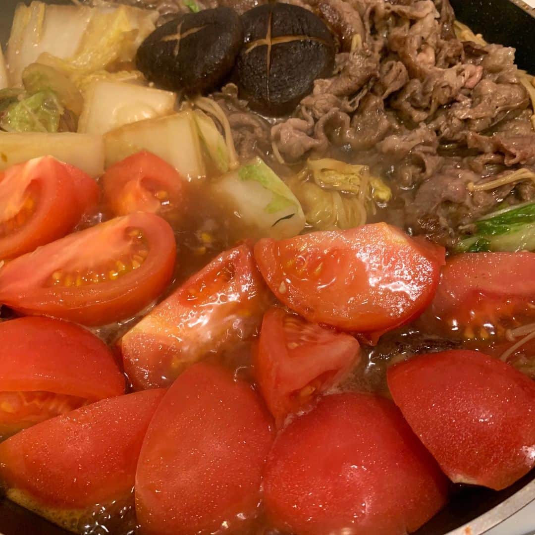 上重聡のインスタグラム：「今日はフライパンでトマトすき焼きを作ってみました🍅我ながらうまくできた！  #すき焼き#トマト」