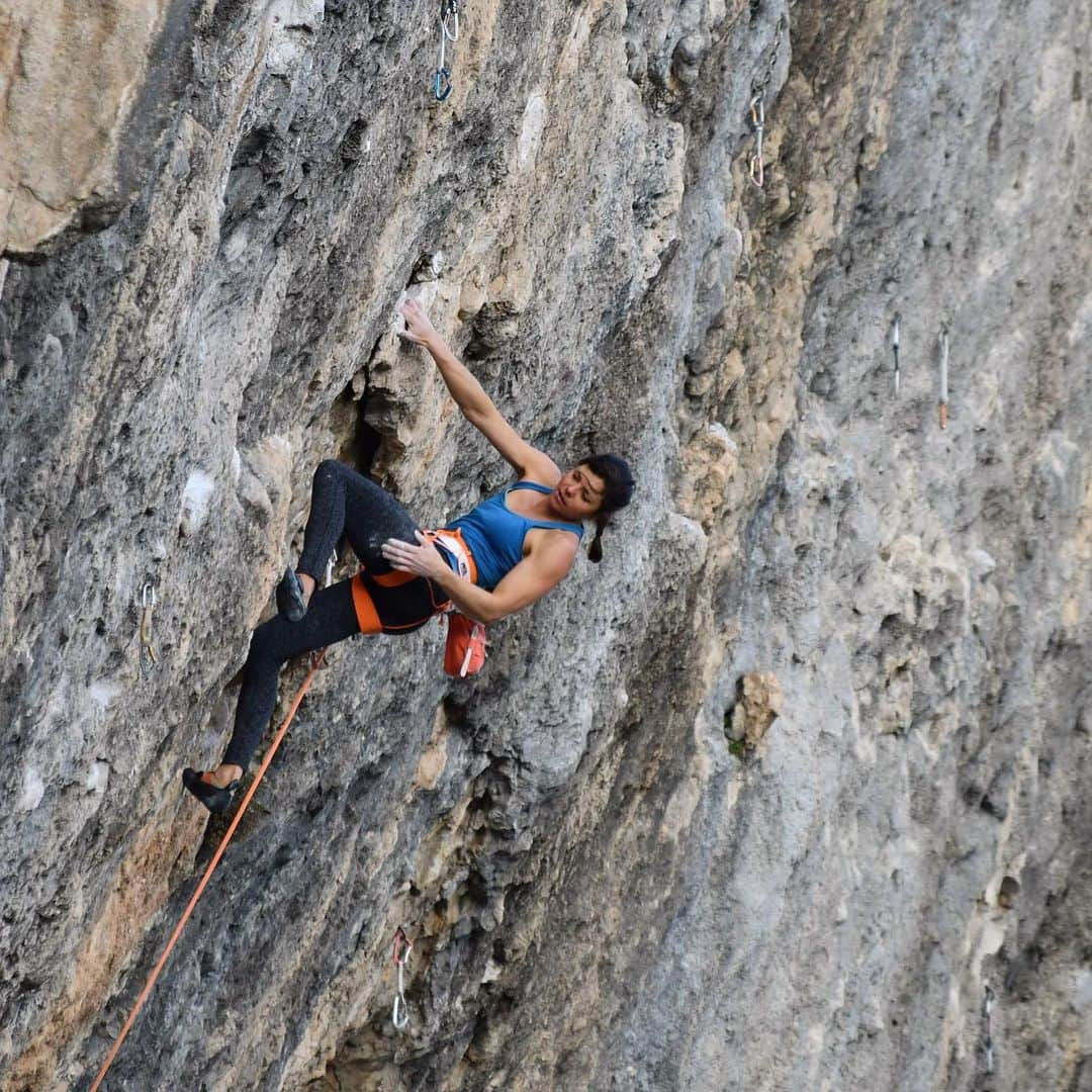 ニナ・カプレツさんのインスタグラム写真 - (ニナ・カプレツInstagram)「Ok, let’s try again! 🧗🏻‍♀️🧗🏻‍♀️🧗🏻‍♀️ 📸 @tonimasbuchaca  #oliana #americanhustle  #sportclimbing #scarpaclimb  @scarpaspa @arcteryx @petzl_official」2月20日 19時15分 - ninacaprez