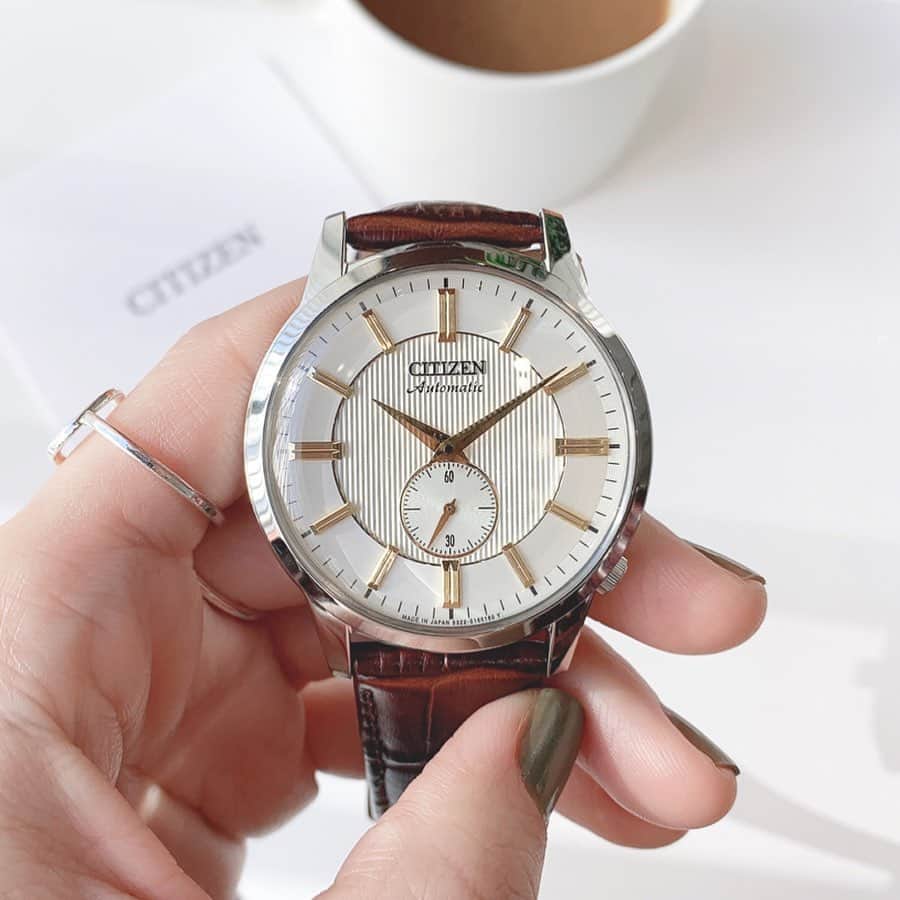 CITIZEN（シチズン時計）さんのインスタグラム写真 - (CITIZEN（シチズン時計）Instagram)「今日はクラシカルデザインの時計をご紹介🙋‍♀️ ・ こちらは『シチズンコレクション』メカニカルコレクションの新作、スモールセコンドつきの自動巻き時計です☺️ ・ アイボリーの文字板に、さりげなくストライプデザインを施し、ケースはどこか懐かしいボックス形状のクリスタルガラスを採用。 ・ CITIZENがこれまでに創ってきたメカニカルウオッチの雰囲気をどことなく残しています。 ・ 一方で使う方の利便性を考えて機能性は向上しており 駆動時間は最大巻上時から60時間と、毎日巻かなくても良い仕様になっています。 ・ メタルバンドのバリエーションもありますが、レザータイプですと男性だけでなくクラシカル好きの女性でも着けられますし、パートナーとシェアウオッチとしてお使いいただいてもよいですね😊 ・ 機械式時計も楽しんでいただけると嬉しいです😊 ・ 商品の詳細はストーリーズのリンクよりご覧くださいね。 ・ 【1枚目時計（レザーモデル） シチズンコレクション　NK5000-12P　¥ 50,000 + 税】 ・ 【黒文字板　シチズンコレクション　NK5000-98E　¥ 52,000 + 税　】 ・ 【青文字板　シチズンコレクション　NK5000-98L　¥ 52,000 + 税　】 ・ ・ #citizenwatch #citizen #coordinate  #betterstartsnow #ecodrive #watch #instawatch #instalike #instafashion #時計 #腕時計  #シチズン #wristwatch  #春小物 #腕時計くら部  #腕時計大好き  #シチズンコレクション  #citizencollection  #シェア時計 #シェアウオッチ  #クラシカルコーデ  #クラシカルデザイン #アンティーク時計  #クラシカル　#ユニセックス  #ユニセックスアクセサリー　#機械式時計  #メカニカルウォッチ  #mechanicalwatch」2月20日 19時17分 - citizenwatchjp