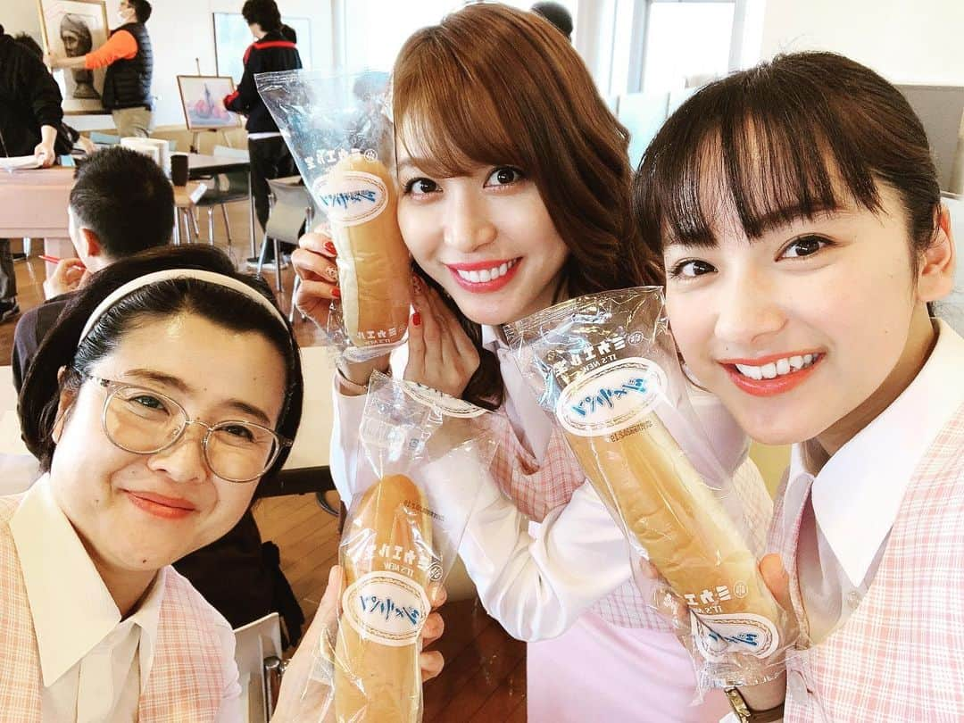 大島麻衣さんのインスタグラム写真 - (大島麻衣Instagram)「南九州テレフォン3人娘☎️📝 猿渡副主任、蛯ちゃん、アキコ🌻 3人のシーンも多いのでふざけながら楽しくやってます😁💜 #テレビ宮崎 #開局50周年記念ドラマ #ひまわりっ #猿渡副主任 #佐藤真弓　さん #林アキコ #平祐奈　ちゃん #ジャリパン　に #大喜び #和気藹々 #shooting」2月20日 19時17分 - maioshima911