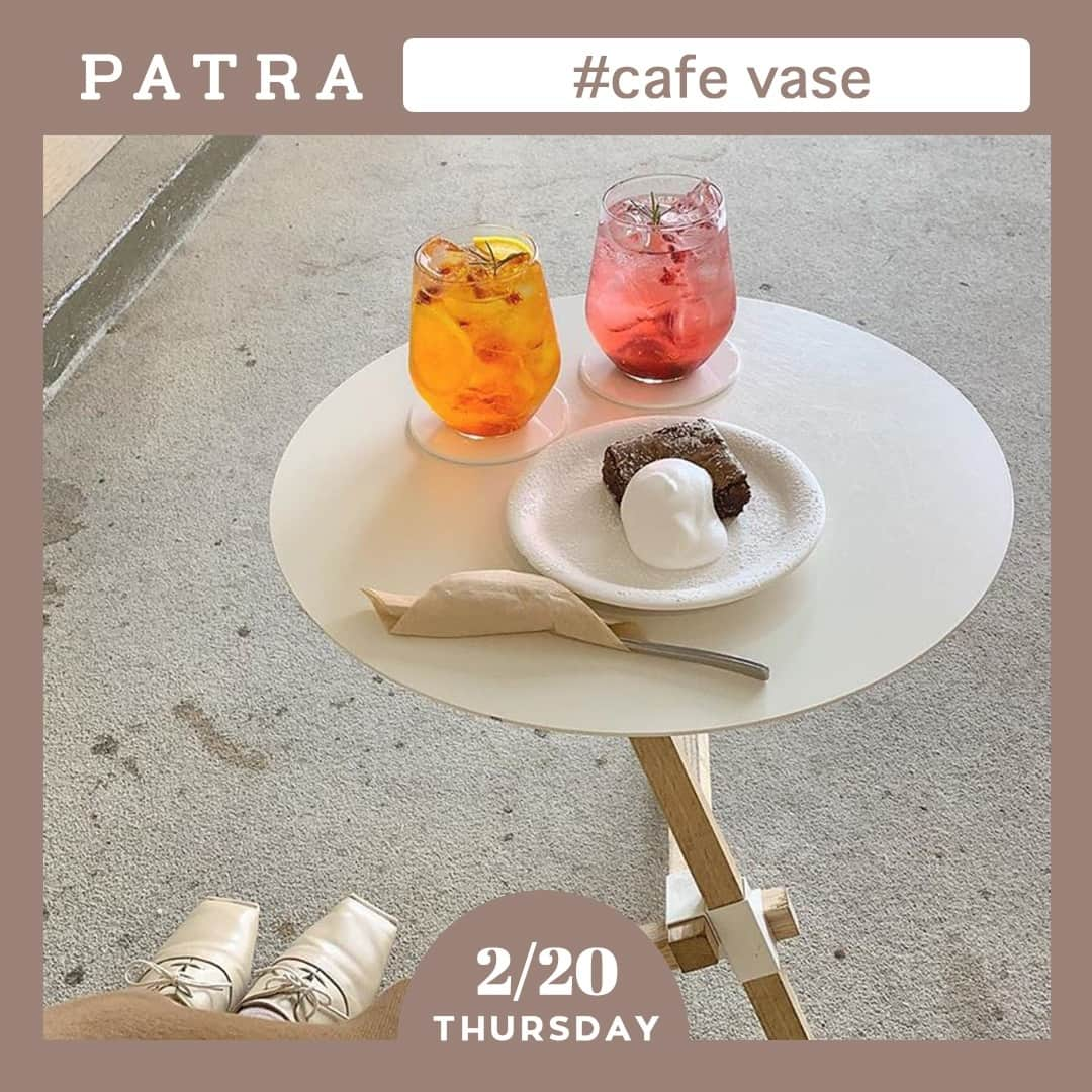 PATRA magazineさんのインスタグラム写真 - (PATRA magazineInstagram)「2/20♡スワイプしてね👉「弘大で人気の”cafe vase”☕️」⠀ .⠀ ソウルから電車で７分ほどの場所にある”vacecafe”♡⠀ .⠀ 濃厚なガトーショコラや、クリームたっぷりのパウンドケーキはもちろん、⠀ クッキーの入ったドリンクが話題♡⠀ .⠀ 店内もとっても雰囲気があって、写真映えすること間違いなし◎⠀ .⠀ ソウルに行ったらぜひ行ってみてね！⠀ .⠀ ♡店舗情報♡⠀ 平日１３：３０〜２２：００⠀ 休日１２：００〜２２：００⠀ 定休日：月曜⠀ アクセス：弘大入口1番出口から徒歩5分⠀ .⠀ Thank you 🌹⠀ @ayu_ojm / @suzylily._⠀ @faisfei / @lg1125k⠀ @tan___gram / @kanda_nami⠀ .⠀ 今女の子の中で流行っているコトやITEMがあればPATRAをタグ付けして教えてね❤︎⠀ 皆さんのすてきな投稿をぜひ紹介させてください！⠀ .⠀ #patra #カフェ巡り #おしゃれカフェ #インスタ映え #フォトジェニック #美味しい #おすすめ #観光 #韓国カフェ #韓国穴場スポット #ソウルカフェ #ソウル巡り #ソウル観光 #ホンデカフェ #ホンデカフェ巡り #弘大カフェ #弘大巡り #弘大カフェ巡り⠀」2月20日 19時19分 - patra__jp