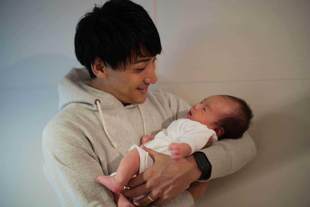 のインスタグラム：「やんも、抱っこ上手いなぁ😊 遊びに来てくれてありがとう！  #山本紘之」