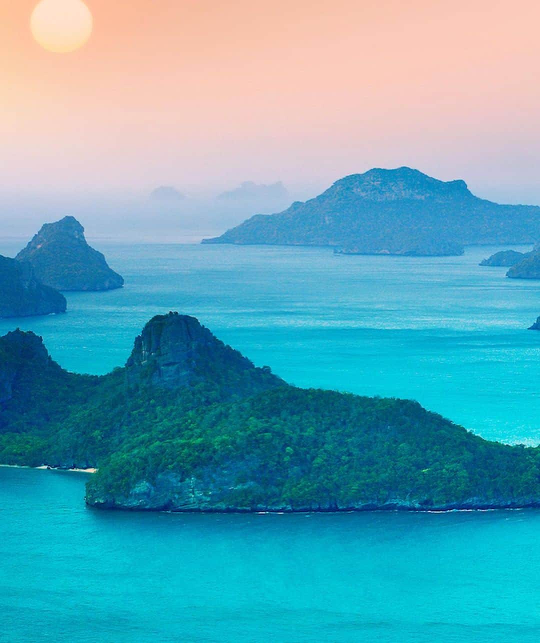 タイ国政府観光庁さんのインスタグラム写真 - (タイ国政府観光庁Instagram)「・﻿ ／﻿ 🇹🇭タイの秘境を巡る旅へ✈️﻿ まだ知られていないタイはここ❗﻿ ＼﻿ ﻿ 毎週木曜日は、まだまだ日本では知られていないタイの秘境スポットをご紹介🤫✨﻿ ﻿ 今回は、サムイ島の西約30kmに位置する「アーントーン諸島 」へ✈️✨﻿ ﻿ 大小50の島々からなるアーントーン諸島は、島全体が国立海洋公園に指定されています🏝️﻿ ﻿ 海中にはサンゴやさまざまな生物が生息し、ダイビングやシュノーケリング、ハイキングが楽しめます🐠💕﻿ ﻿ サムイ島からの1日ツアーに参加するのがおすすめです👌﻿ ﻿ アーントーン諸島でマリンスポーツを思いっきり楽しんでみませんか❓﻿ ﻿ #タイ #サムイ島 #アーントーン諸島 #南の島 #秘境 #絶景 #絶景ビーチ #タイビーチ #タイリゾート #こんなタイ知らなかった #もっと知りタイ #タイ旅行 #シュノーケリング  #旅好きな人と繋がりたい #旅行好きな人と繋がりたい #海外旅行 #海外リゾート #thailand #kohsamui #angthongisland #thairesort #amazingthailand #thailandtravel #thailandtrip #thai #thaistagram #lovethailand #thailandhiddengems #hiddengems」2月20日 19時26分 - amazingthailandjp
