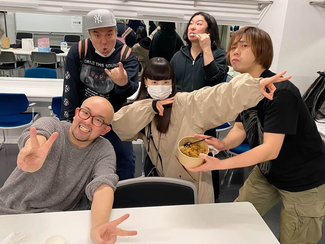 岡本愛梨のインスタグラム：「先日、高橋優くんのライブを観させて頂きました！ 優くんとバンドメンバーとお客さんと、会場全部が一体化してて、もんのすごくエネルギーを頂きました😳✨ 感動したーー！ 次は青森！！ #いつもマスク外すの忘れる #私はマスクと一体化 #高橋優　#ライブツアー #freestylestroke #素晴らしすぎた #感動した #正直泣いた」