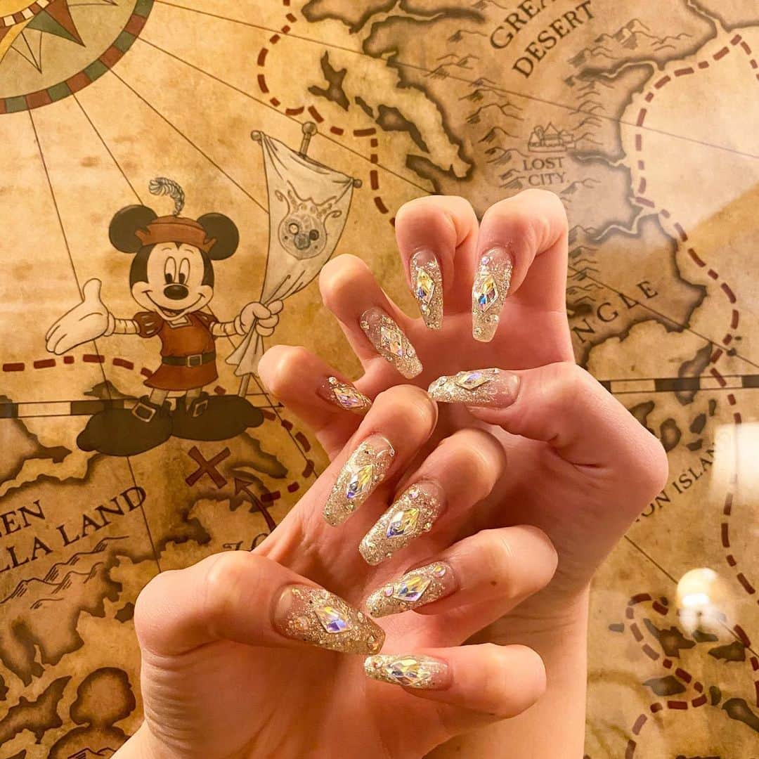 やしろななさんのインスタグラム写真 - (やしろななInstagram)「new nail💅🏽✨ 仕事の関係で前回のデザインからあまり変えてないけど ストーンをオーロラにしてすんごく可愛い💠🌈💛 ・ ↓❤️学生限定お得クーポン配信↓ ㅤㅤㅤㅤㅤㅤㅤㅤㅤㅤㅤㅤㅤ ㅤㅤㅤㅤㅤㅤㅤㅤㅤㅤㅤㅤㅤ ‼️🎓学生さん限定🔥‼️ㅤㅤㅤㅤㅤㅤㅤㅤㅤㅤㅤㅤㅤ ご予約☎︎の際に 「8467ちゃんのインスタを見た」でコース料金からなんと、 💚💰💛¥1500オフ❤️💸🧡 ㅤㅤㅤㅤㅤㅤㅤㅤㅤㅤㅤㅤㅤ ご来店時に学生証をお見せいただくので、必ずご持参頂きますようお願い致します🤳🏽❤︎ㅤㅤㅤㅤㅤㅤㅤㅤㅤㅤㅤㅤㅤ  ㅤㅤㅤㅤㅤㅤㅤㅤㅤㅤㅤㅤㅤ まだまだ大人気🔥Jrネイリストコース(スカルプ) 通常¥11600 →¥7600 〜 ㅤㅤㅤㅤㅤㅤㅤㅤㅤㅤㅤㅤㅤ お手軽な値段でスカルプを堪能できちゃいます😻⭐️ㅤㅤㅤㅤㅤㅤㅤㅤㅤㅤㅤㅤㅤ ㅤㅤㅤㅤㅤㅤㅤㅤㅤㅤㅤㅤㅤ CARRYは一緒にサロンを盛り上げてくれるスタッフを随時募集中！(ネイリスト、美容室スタッフ) ❤️ㅤㅤㅤㅤㅤㅤㅤㅤㅤㅤㅤㅤㅤ その他お得なクーポンも掲載しておりますのでご覧ください👇 @nailcarry_ikebukuro  #nail」2月20日 19時32分 - 8467_0