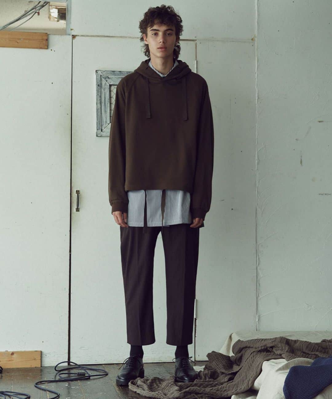 ウィザードのインスタグラム：「2020 Spring/Summer Collection “New Dawn Fades”  TAPERED CROPPED TROUSERS  In Stock.  Offical Web Store  https://wizzard.stores.jp/  #wizzard_fac #wizzard #fashion #tokyofashion #streetfashion #fashionphoto #streetwearbrand #streetwearaddicted #20ss #designersbrand #domesticbrand #tokyofashionweek #2020ss」