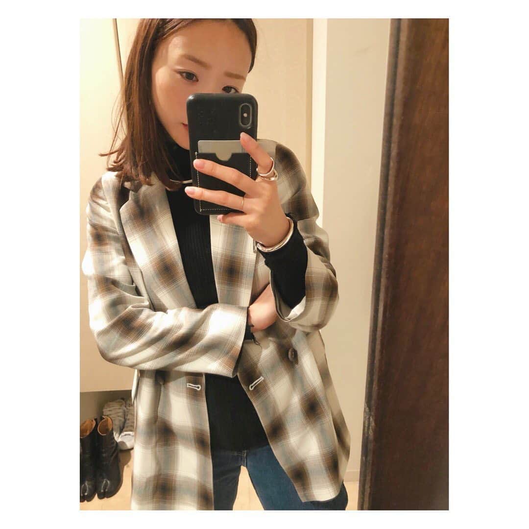 野尻美穂のインスタグラム：「新しいPHEENYのジャケット😽 チェックかわいいねぇ🧡 いつもならシャツにするんだけど、気分でジャケットにした🙆‍♀️ #PHEENY #爪が残念😢」