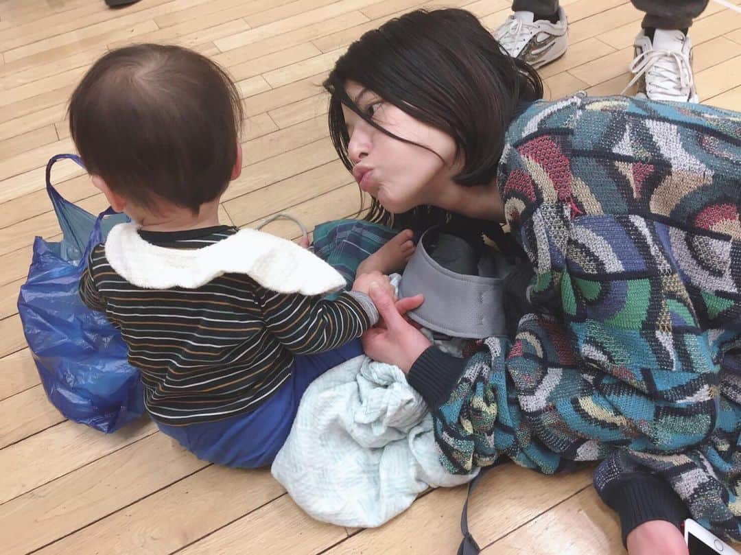 ほな・いこかのインスタグラム：「渾身のちゅーを、天使に無視されました。」