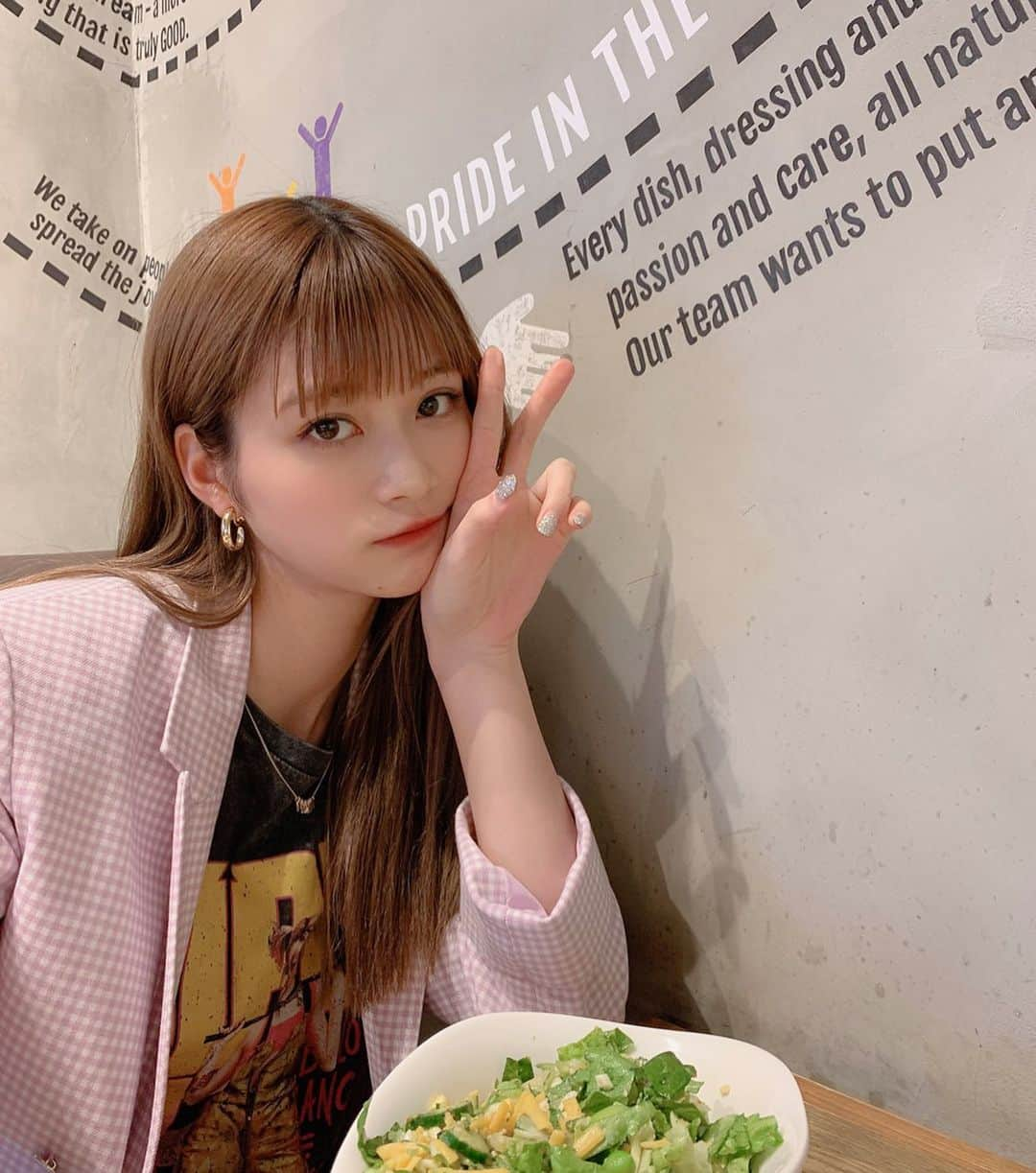 生見愛瑠さんのインスタグラム写真 - (生見愛瑠Instagram)「ちゃんとサラダも食べるよアピール チーズのせちゃうけど🐭✨🐭✨」2月20日 19時48分 - meru_nukumi