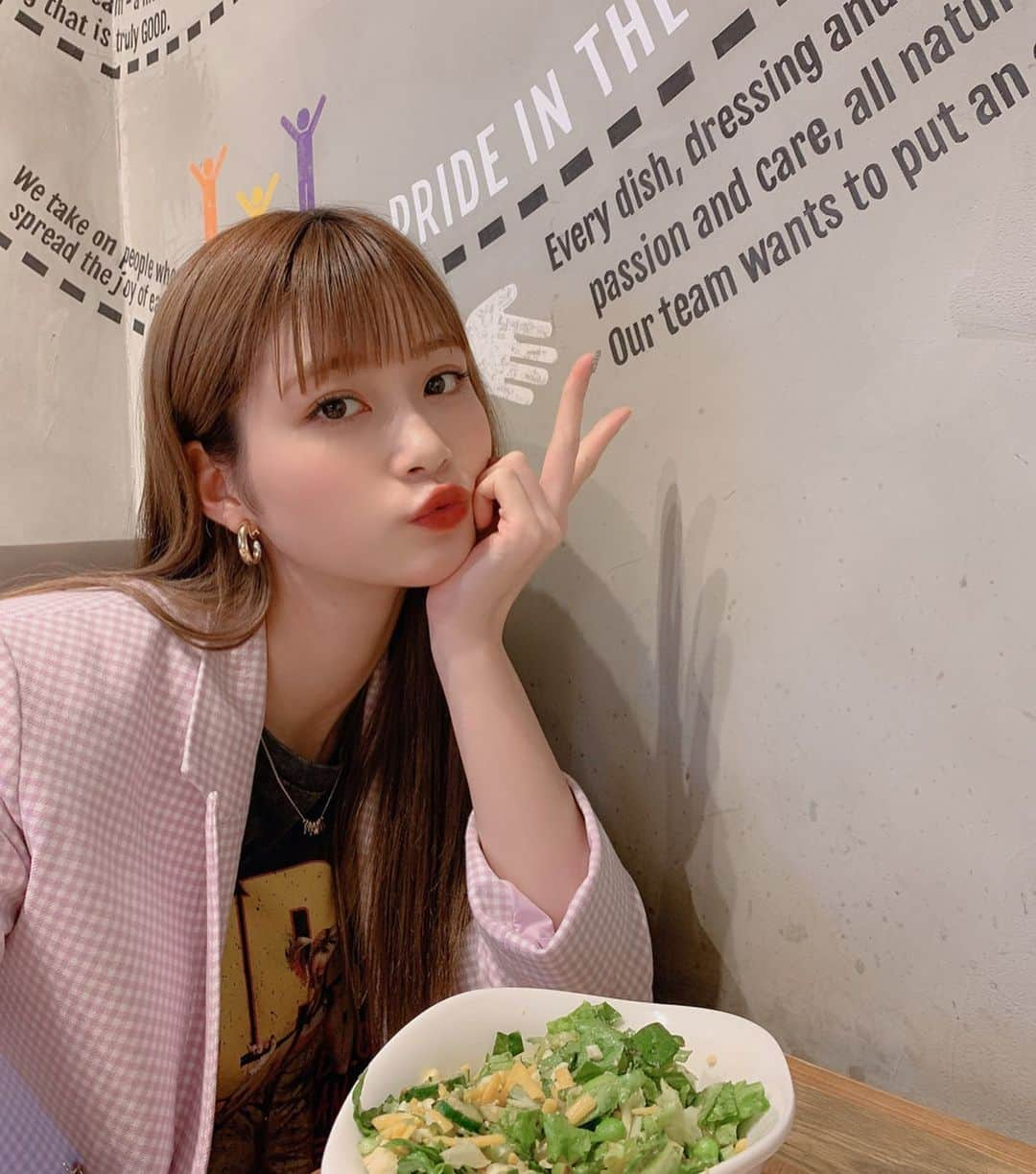 生見愛瑠さんのインスタグラム写真 - (生見愛瑠Instagram)「ちゃんとサラダも食べるよアピール チーズのせちゃうけど🐭✨🐭✨」2月20日 19時48分 - meru_nukumi