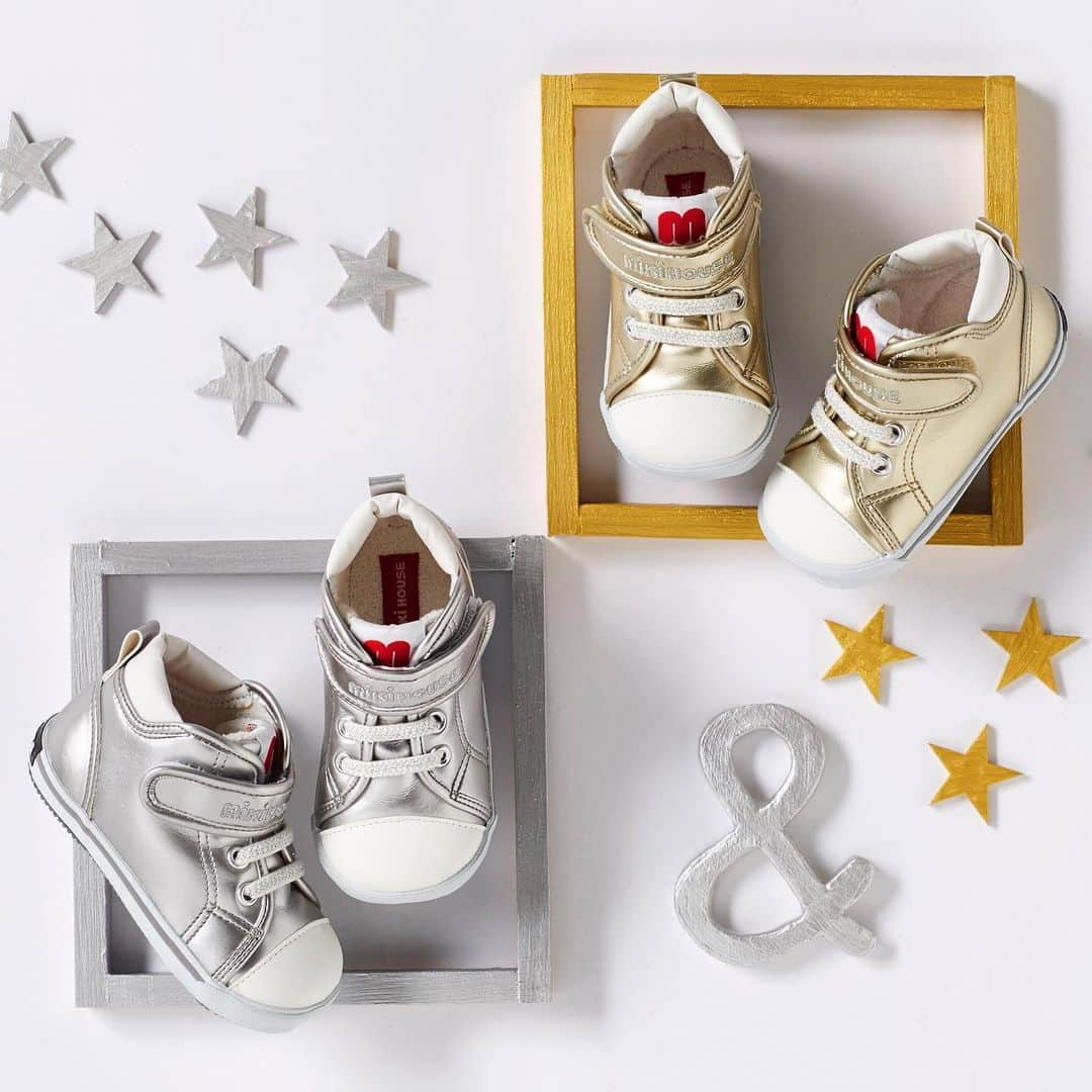 MIKI HOUSE ミキハウスさんのインスタグラム写真 - (MIKI HOUSE ミキハウスInstagram)「【本日販売スタート！】 Gold＆Silver Second Shoes  国内のミキハウスショップ9店舗＆オフィシャルオンラインサイトで、限定販売。  ゴールドとシルバーの2色展開で、この2020年夏に向けた豪華なキラキラシューズです。いつものスタイルにプラスして、コーディネートをワンランクアップ！  ソールはセカンドシューズの仕様になっているので、しっかり歩き始めたお子さまにおすすめの一足です。ぜひ店頭でお試しください。 ▼お扱い店舗はこちら 銀座三越店、新宿髙島屋店、新宿伊勢丹店、池袋東武店、ジェイアール名古屋タカシマヤ店 、阪急うめだ本店、大阪髙島屋店、心斎橋大丸店、あべのハルカス近鉄本店 (計9店舗)  #mikihouse #babyshoes #metalicshoes #ミキハウス #ベビーシューズ #キッズシューズ #メタリックシューズ#ベビーファッション #ベビーコーデ #赤ちゃんとお出かけ #赤ちゃんのいる生活 #お祝い」2月20日 19時49分 - mikihouse.official