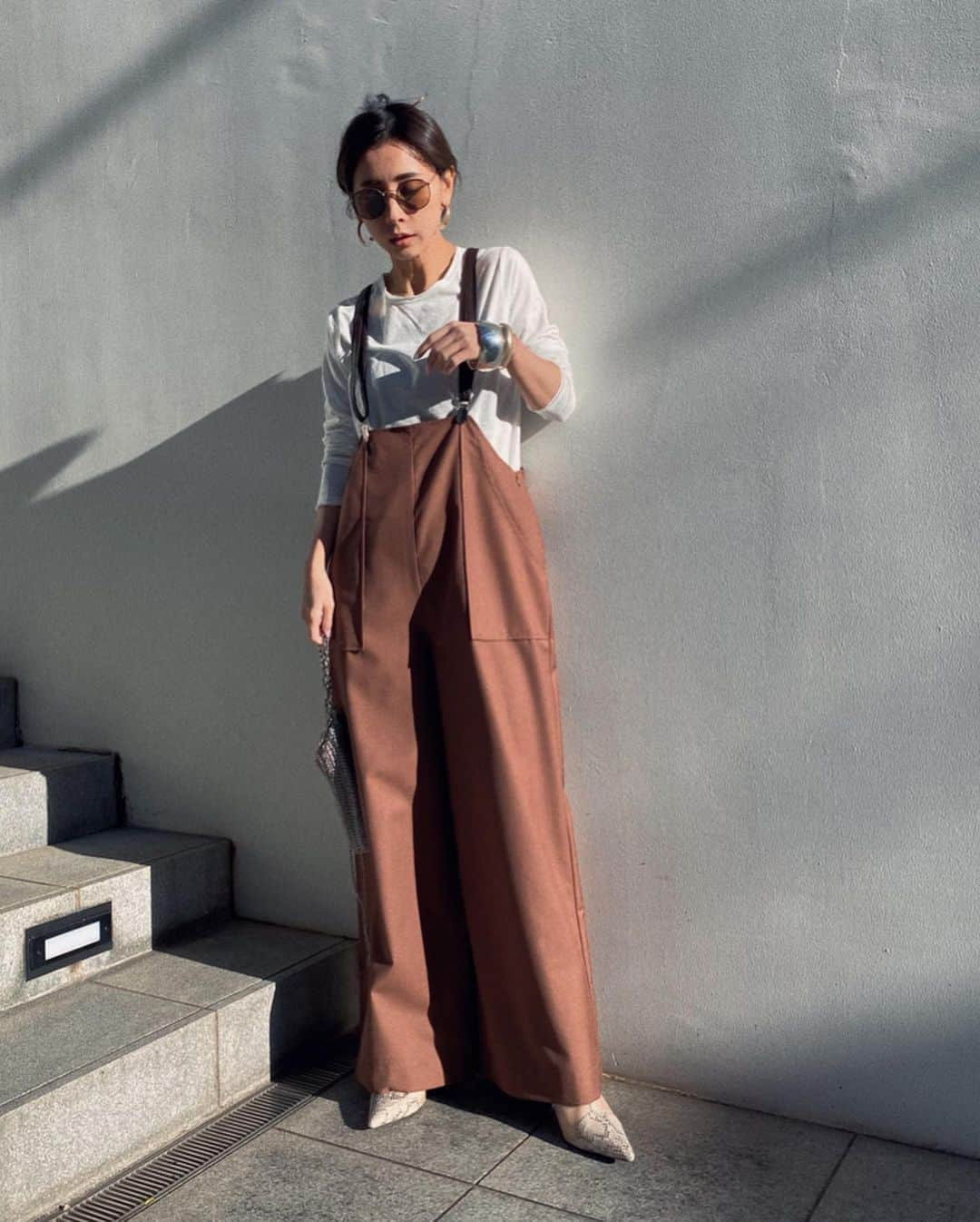 黒石奈央子さんのインスタグラム写真 - (黒石奈央子Instagram)「あめりふく。 . . . MINIMAL LONG TEE ¥6000+tax 2/21 NAUGHTY SUSPENDER PT ¥17500+tax 2/21 . こちらのロンTは三色買いしたいくらいお気に入りなテロテロロンT。何にでも合わせられるし本当に優秀だから是非一枚は欲しい！ . .  @ameri_shinjuku @amerivintage @ameri_daikanyama @ameri.shinsaibashi #ameri#amerivintage #fashion #vintagefashion #coordinate#ootd#outfit#osanposnap #705_outfit #大人ファッション #大人コーディネート #大人スタイル #modestyle #modefashion#modecasual」2月20日 19時50分 - blackstone705