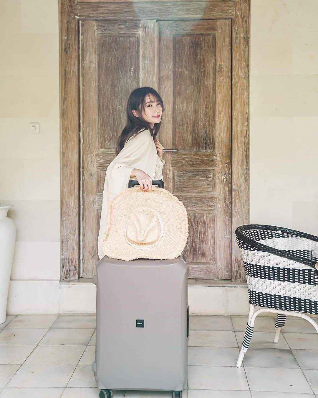 Giann Chanのインスタグラム：「Whether it’s a long or short trip, I tend to bring my whole closet to travel with me and therefore I always choose checked luggage rather than carry-on luggage. - This Voja suitcase is not just a visual punch but it fits an incredible amount of stuff - perfect for people like me who aren't exactly a light packer.  I couldn't be more secured with @lojeltravel during my bali trip. Only one question remains, where to head next?  #Bali #Ctytravelmap」
