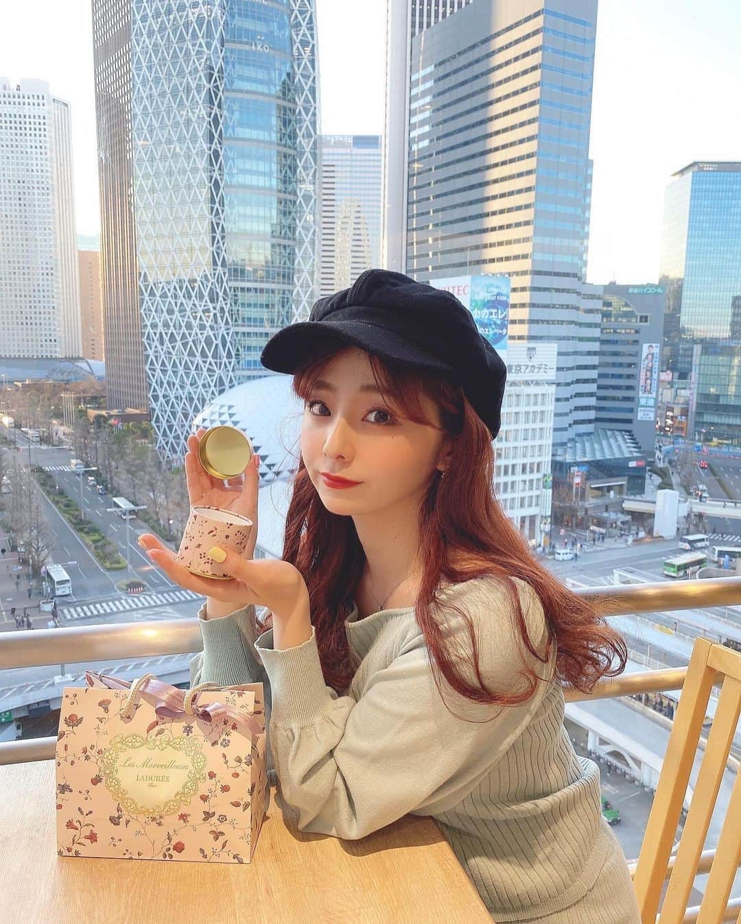 横田亜美さんのインスタグラム写真 - (横田亜美Instagram)「❤︎ 皆お誕生日のお祝いコメント ありがとうね💘 全部読んだし全部コメント返した📝 . たまたま行った 新宿小田急のカフェが おしゃんすぎた🥺。 . 更には更にはまりかちゃんが お誕生日プレゼントくれて 更にはカフェ代も出してくれて 男前すぎた🥺🥺🥺💘 . 女の子〜って感じの プレゼント🎁💓 ありがとう( ◠‿◠ )💘💘 . 良い香りすぎて嗅ぎすぎて 粉入ってくしゃみが出た。笑 その瞬間撮れるまりかちゃん神。 . . #お友達 #新宿カフェ #東京カフェ #新宿 #小田急百貨店新宿店 #小田急 #小田急百貨店 #お誕生日プレゼント #誕生日プレゼント #限定 #限定コスメ #ラデュレ #バラの香り #前髪伸ばし中 #くしゃみ #花粉症」2月20日 19時54分 - amimi0218