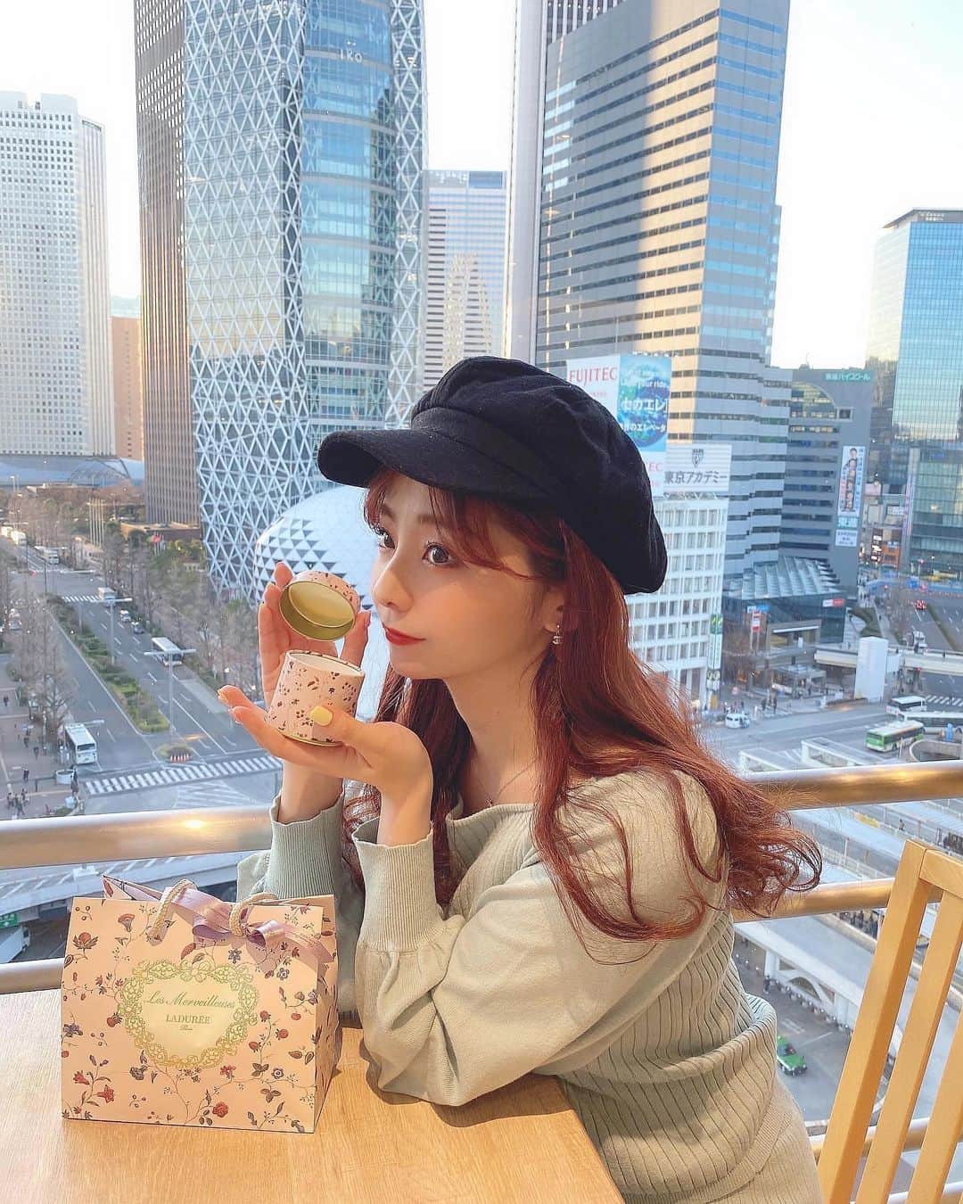 横田亜美さんのインスタグラム写真 - (横田亜美Instagram)「❤︎ 皆お誕生日のお祝いコメント ありがとうね💘 全部読んだし全部コメント返した📝 . たまたま行った 新宿小田急のカフェが おしゃんすぎた🥺。 . 更には更にはまりかちゃんが お誕生日プレゼントくれて 更にはカフェ代も出してくれて 男前すぎた🥺🥺🥺💘 . 女の子〜って感じの プレゼント🎁💓 ありがとう( ◠‿◠ )💘💘 . 良い香りすぎて嗅ぎすぎて 粉入ってくしゃみが出た。笑 その瞬間撮れるまりかちゃん神。 . . #お友達 #新宿カフェ #東京カフェ #新宿 #小田急百貨店新宿店 #小田急 #小田急百貨店 #お誕生日プレゼント #誕生日プレゼント #限定 #限定コスメ #ラデュレ #バラの香り #前髪伸ばし中 #くしゃみ #花粉症」2月20日 19時54分 - amimi0218