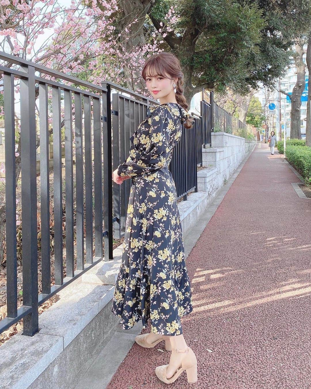 Isakoさんのインスタグラム写真 - (IsakoInstagram)「撮影後に可愛い編み下ろしヘアに していただきました🥺💕 . 着ている大人可愛いネイビーのワンピースは、merrisaの新作👗🌸 @merrisa_official . . 胸元フリルとウエストリボンで とっても細見えします💕 . . . . . #桜#さくら#cherryblossom#花柄ワンピース#ロングワンピース#マキシワンピース#ネイビーカラー#ネイビーコーデ#春コーデ#春服#merrisa#メリーサ」2月20日 19時59分 - ichaaako