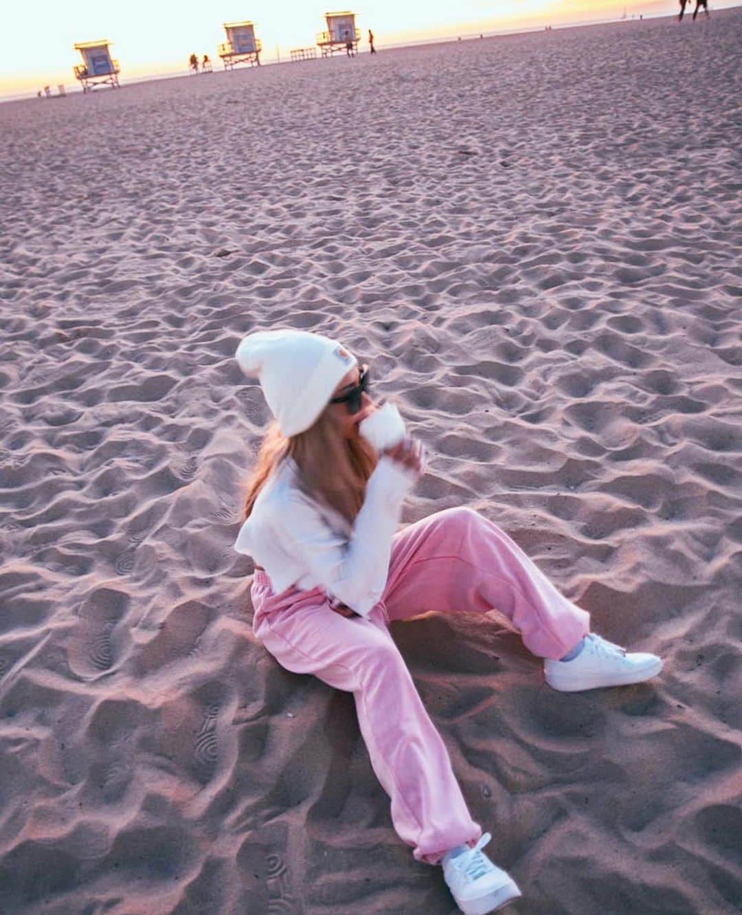 MARISさんのインスタグラム写真 - (MARISInstagram)「Thank you for so many DM for my outfit 💗💜💓💜I love Sunset time in CA💞 #ootd hat : Carhartt @carhartt  Top : @urbanoutfitters  Bottom : @pacsun  Sneakers: AF1 @nike @nikewomen  昨日StoryでupしてからたくさんリクエストのDMもらったコーディネート💞 タグつけときまーす💗 立った時のもまたupするね💓  だいたいLAは楽な格好しかしない💓 てか日本でもだった🤪」2月20日 20時05分 - marristea