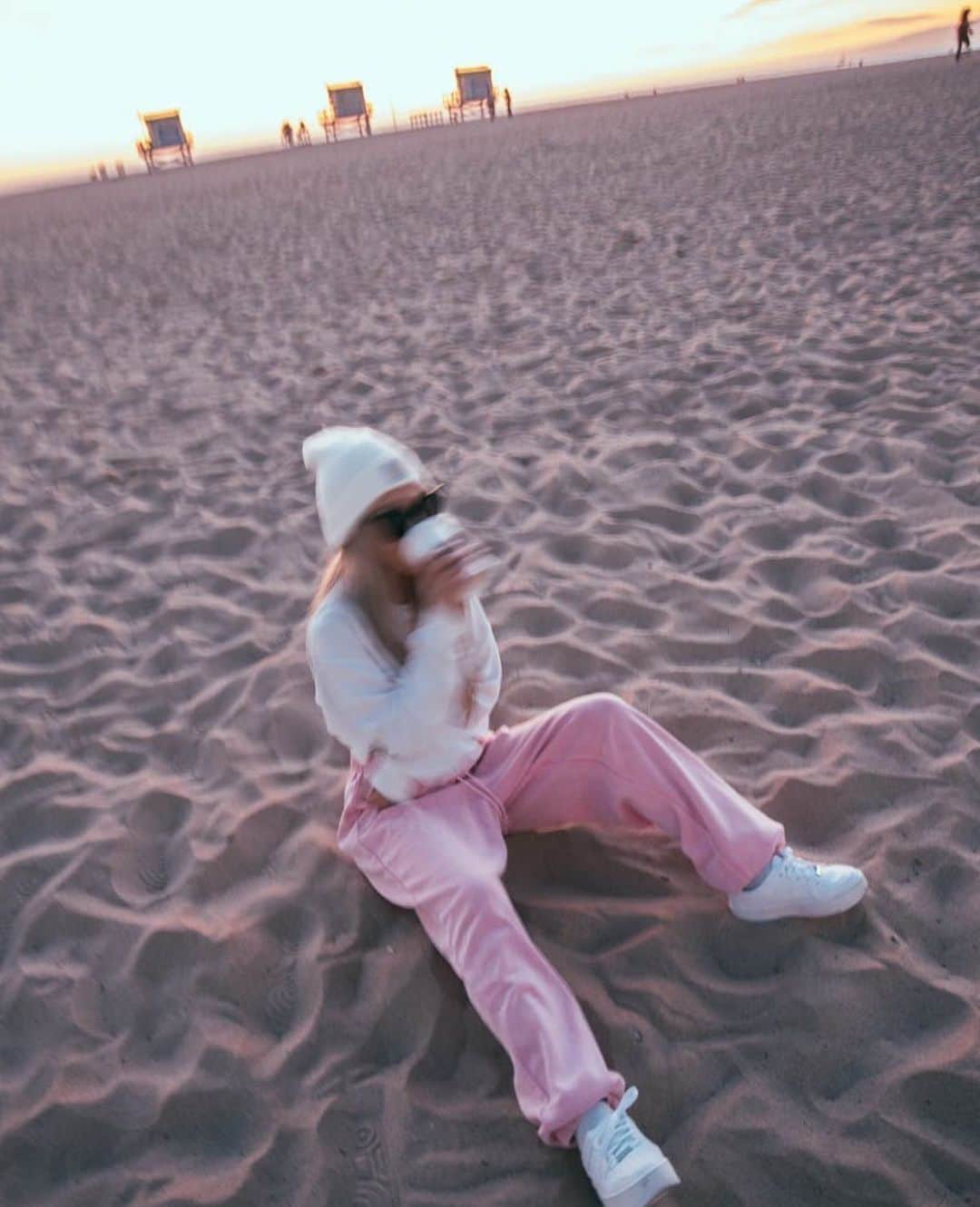 MARISさんのインスタグラム写真 - (MARISInstagram)「Thank you for so many DM for my outfit 💗💜💓💜I love Sunset time in CA💞 #ootd hat : Carhartt @carhartt  Top : @urbanoutfitters  Bottom : @pacsun  Sneakers: AF1 @nike @nikewomen  昨日StoryでupしてからたくさんリクエストのDMもらったコーディネート💞 タグつけときまーす💗 立った時のもまたupするね💓  だいたいLAは楽な格好しかしない💓 てか日本でもだった🤪」2月20日 20時05分 - marristea