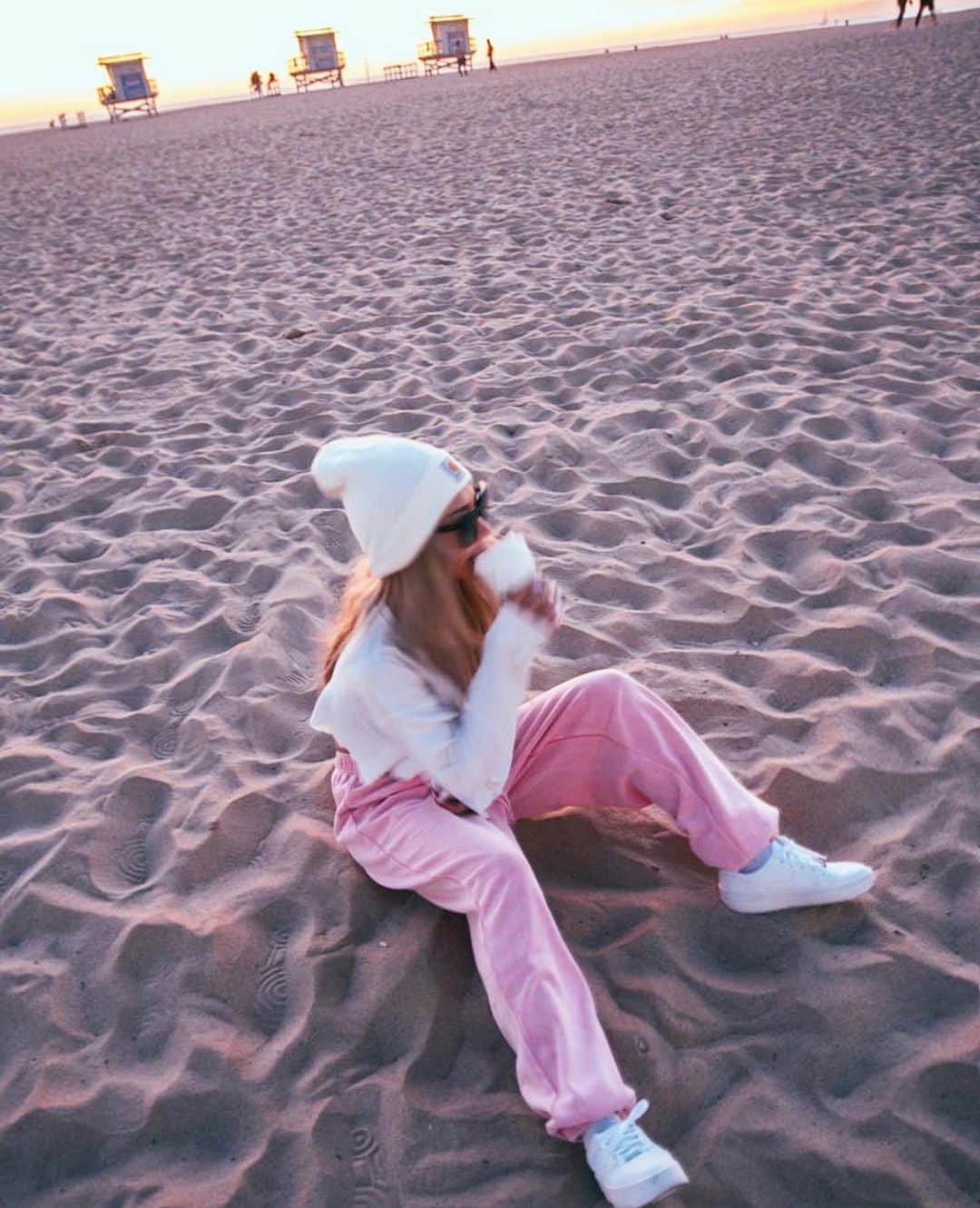 MARISのインスタグラム：「Thank you for so many DM for my outfit 💗💜💓💜I love Sunset time in CA💞 #ootd hat : Carhartt @carhartt  Top : @urbanoutfitters  Bottom : @pacsun  Sneakers: AF1 @nike @nikewomen  昨日StoryでupしてからたくさんリクエストのDMもらったコーディネート💞 タグつけときまーす💗 立った時のもまたupするね💓  だいたいLAは楽な格好しかしない💓 てか日本でもだった🤪」