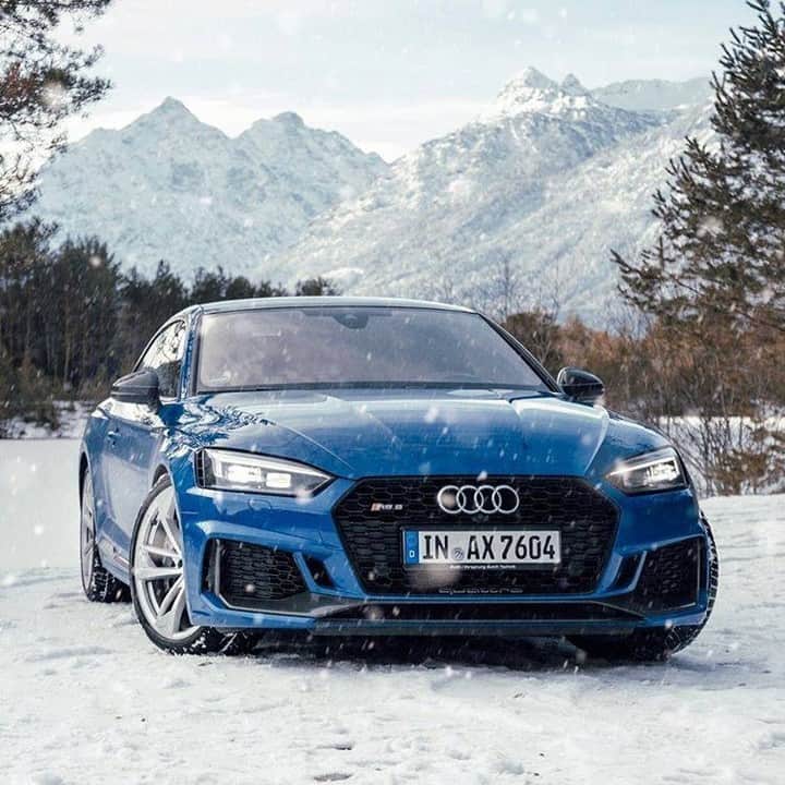 のインスタグラム：「4WDシステムquattro®が安定感ある走りをかなえるAudi RS 5 Coupé。雪の上に思いのままのシュプールを描く楽しみは、ゲレンデに着く前からもう始まっています。  #Audi #RS5 #Coupe #AudiRS5 #アウディRS5 #Audijapan #アウディ #carwithoutlimits #carsofinstagram #Audiworld #Audigenic #車好きな人と繋がりたい #WinterSports #ウィンタースポーツ #quattro」