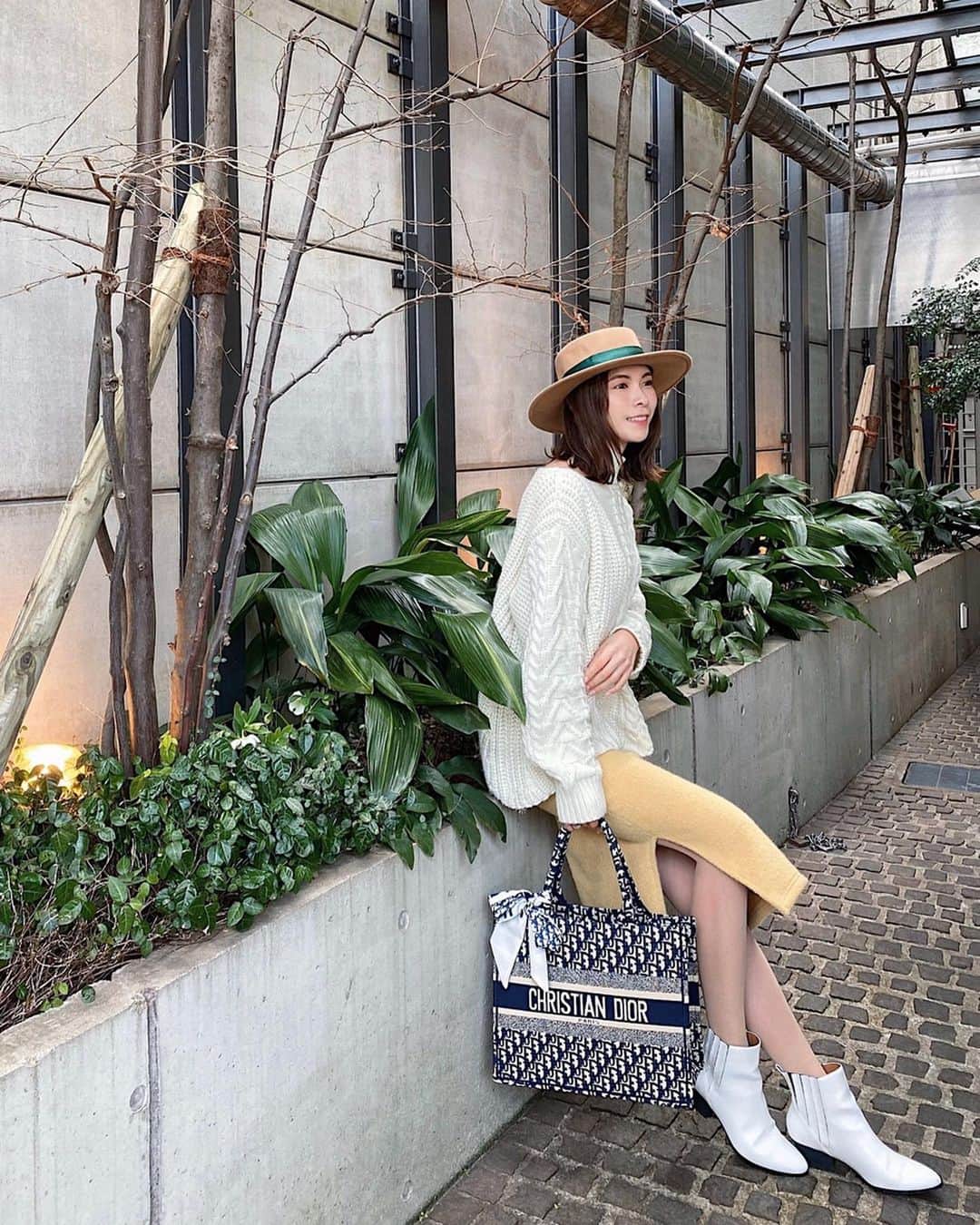 Yuika Matsuさんのインスタグラム写真 - (Yuika MatsuInstagram)「しふく . . デコルテにデザインがあるニットって スグに手に取ってしまう気がする🤔 . スカートは韓国で1000円くらいで 購入した物なんだけど カラーもスリットも可愛くてお気に入り♡ . . . . #ootdfashion #ootd  #大人ファッション#大人コーデ #acym_official  #yuika_code👗」2月20日 20時08分 - yuika00802