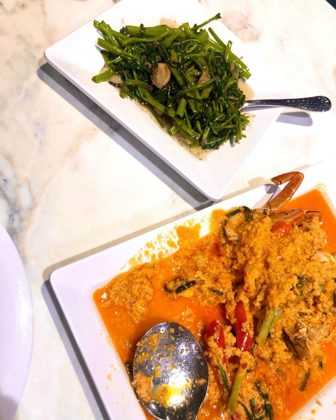 高橋里彩子さんのインスタグラム写真 - (高橋里彩子Instagram)「タイいったときのおいしかったレストラン♥️♥️﻿ ﻿ ﻿ ﻿ タイで有名な﻿ プーパッポンカリーを食べたいなら、﻿ 【ソンブーン】に行ってほしい😭😭﻿ ﻿ ここ本当に本当に美味しかった…﻿ ﻿ 現地価格としては高いんだけど、﻿ 本当にシーフード料理食べたいならここって感じ😫♥️﻿ ﻿ 有名なのが﻿ 蟹のカレー炒めなんだけど、﻿ カレーの風味っ！って感じじゃないの😳﻿ それに﻿ ふわふわの卵とじの食感が蟹とうまくからみあって、絶妙な味わいで、﻿ 最後の最後まで美味しかった😭♥️﻿ ﻿ ﻿ ここに来たらこれを頼んでほしい🌸﻿ ﻿ あと、私頼んだのは殻付きなんだけど、﻿ 殻なしのほうが食べやすいからおすすめ🤗💕﻿ ﻿ 映える写真撮りたい人には﻿ 殻付きにするのがいいかな🙌🏻﻿ ﻿ でも食べにくいから﻿ 殻なしの【ヌアプーパッポンカリー】をおすすめします⁽⁽( ˊᵕˋ )⁾⁾﻿ ﻿ ﻿ Sが380バーツ（約1,300円）、﻿ Mが550バーツ（約1,800円）、﻿ Lが1,000～1,200バーツ（約3,300円〜4,000円）﻿ ﻿ ぐらいかな？﻿ ﻿ ﻿ 空芯菜も美味しかったよ〜♡﻿ ﻿ ﻿ ﻿ ﻿ ﻿ ﻿ ﻿ #蟹料理 #タイ #bangkok #タイ旅行 #旅 #bkk #旅行 #trip #travel #Bangkok #バンコクレストラン #เพ #タビジョ #バンコク旅行 #バンコク #バンコクグルメ #バンコク観光 #バンコク旅 #蟹女子 #グルメ #インスタ映え #カニ #渡り蟹 #タイグルメ #ソンブーン #プーパッポンカリー #おすすめグルメ #映えグルメ﻿ #sagojoinsta ﻿ ﻿」2月20日 20時09分 - konkonwanwan