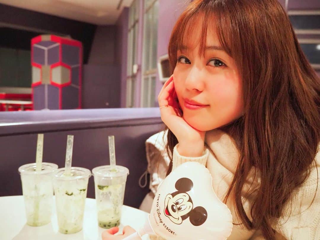 日岡なつみのインスタグラム：「だーみなカメラ💁🏻‍♀️🖤 ①キメてみる✨が… ②あっ…飲み干したタピオカたち写ってたああっっ/// ③ミッキーバルーンかわわ🎈 ④ちゅき  #ディズニー #東京ディズニーランド #TDR #TDL #ミッキー #タピオカ #タピオカ抹茶ラテ」