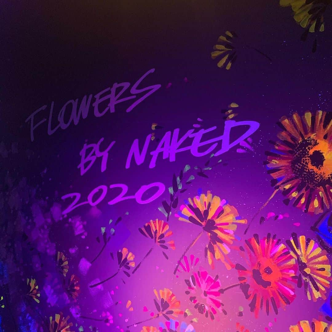 川嵜美佳のインスタグラム：「#flowersbynaked  #flowers by #naked  入った瞬間、#癒し の香りに包まれました♪ #花みくじ は、#中吉 。花は#ひまわり 。 Flower showerで #鳳凰 が出てきて、なんかいいこと起きそうな気分に^ ^☆ たのしかったぁ🥰  3月1日まで、日本橋三井ホールにて。 https://flowers.naked.works/2020nihonbashi/  #love #entertainment #sakura #artist」