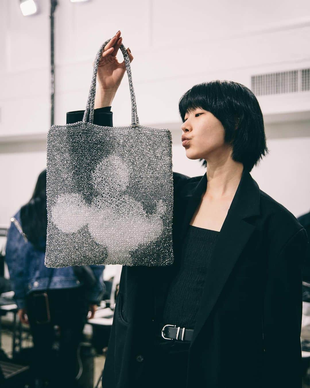 ANTEPRIMAさんのインスタグラム写真 - (ANTEPRIMAInstagram)「Step with us into the #anteprimafw20 backstage!  #GlobalChild #UnframedHappiness #ReinventedClassic #NewCozy #ANTEPRIMA #HandCrafted #MFW #MFWFW20 #FW20 #FallWinter2020 #Milan #anteprimawirebag #mickeymouse ©#disney  #アンテプリマ #米蘭時裝週  Hair @giovanni28iovino Global Creative Director for Cotril SPA@julianwatsonagency Mua @annamarianegri @latruccheria @gabriele.brunelli @makeupforeverofficial」2月20日 20時19分 - anteprimaofficial