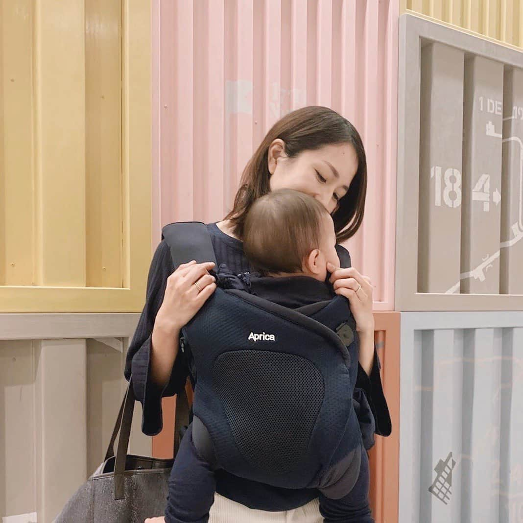 Remiさんのインスタグラム写真 - (RemiInstagram)「shopping for her first birthday 🎁🎂🧸 ﻿ 週末は👶🏻の誕生日プレゼント探しでおもちゃ屋さん巡り。﻿まだ欲しいものが言えないので、まずは色んなものを見せて反応を観察する作戦👀﻿ やっぱり音が鳴るものは反応が良いし、せっかくなら兄妹で遊べるものも良いなと色々迷走中🤔﻿ ﻿ 最近お出かけ用の抱っこ紐を @aprica.jp_official のコアラに新調しました🐨💓﻿ コンパクトに持ち歩けて、サッと着けて横からスッと👶🏻を入れて楽々抱っこできます♪﻿ ﻿ 最近起きている時は前向きになりたがる娘。﻿ コアラは縦抱き、前向き、おんぶに加えて、新生児の横抱きもできる4way✨﻿ しっかりフィットして肩腰の負担も少ないし、できればもっと早く出会いたかった🤱﻿ シンプルなデザインもファッションに馴染みやすく気に入っています👖♪﻿ ﻿ #抱っこ紐 #おでかけ #アップリカコアラ #ママコーデ #抱っこはもっと楽しくなる #ootd #babycarrier #babysling #aprica #koala #pr #0y11m #babygirl #lovetabimama」2月20日 20時20分 - remi_912