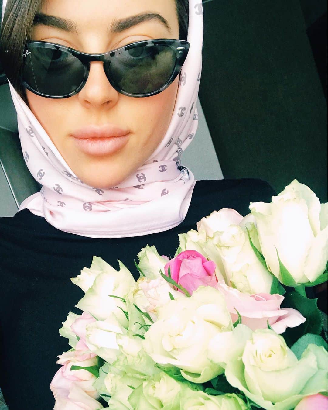 のインスタグラム：「Зинка.... в деле🌸 #крестины #цветочек #christening」