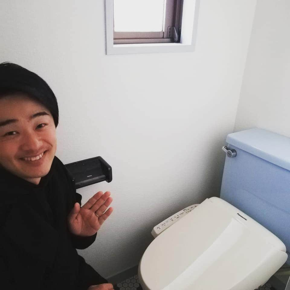 小川祐生のインスタグラム：「良き部屋  トイレに窓あるの嬉しい。 トイレ古いけど温水洗浄便座で快適に。  #良き部屋 #トイレ窓 #色合い古め #折れ所 #新生活 #引越し #出世部屋 #宅地建物取引士 #不動産芸人 #小川祐生 #楽しい部屋探し」