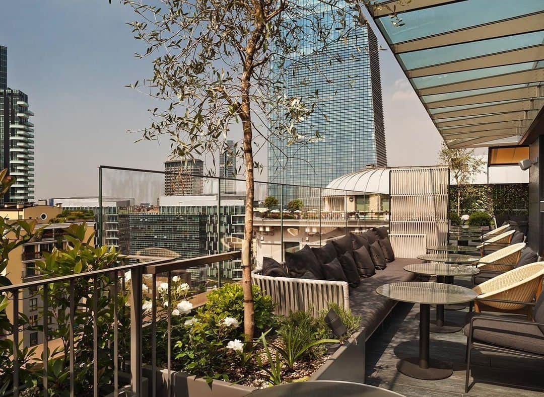 Vogue Parisさんのインスタグラム写真 - (Vogue ParisInstagram)「#VogueAddressBook With a rooftop terrace where cocktails and tapas are served while watching the sunset, the ME Milan II Duca is an ideal spot to soak up the atmosphere in Milan as city life bustles below. A contemporary Italian design with works by Milanese craftsmen and a huge gym for the most motivated guests make this hotspot one to watch for anyone visiting the city #MEbyMelia #memilan @me_by_melia」2月20日 20時23分 - voguefrance