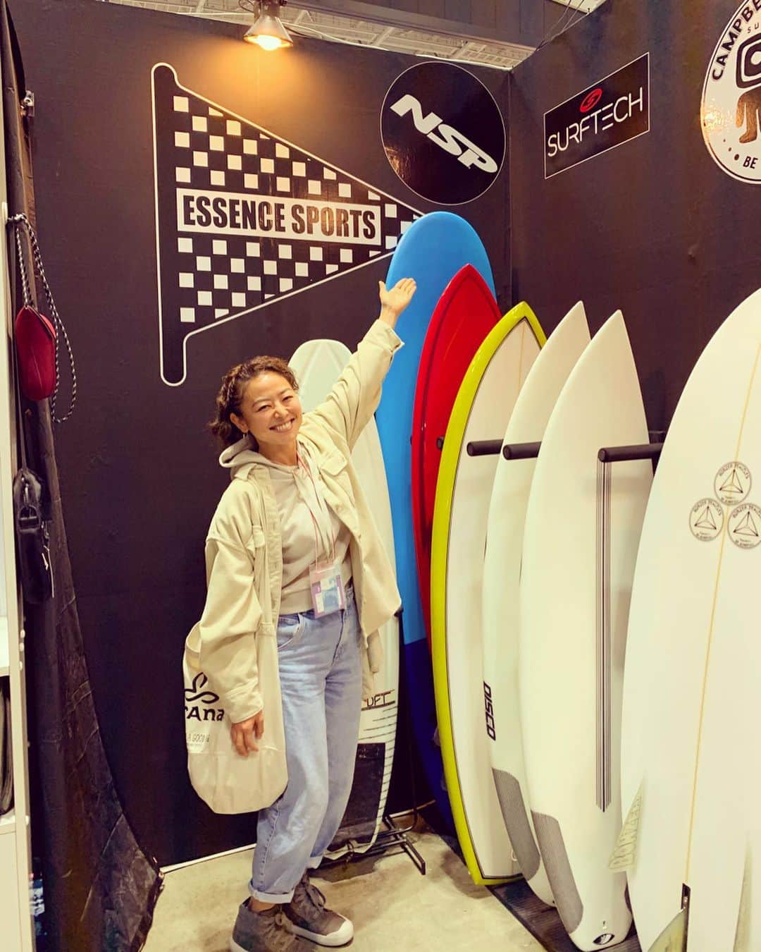 のインスタグラム：「🌊🏄‍♀️🐠Interstyle &SnowExpo🏂❄️🌲 毎年ひとりでブラリするのですが、 今年は　@prana_jp さんと(@columbia_jp さん)と 一緒にグルリとさせて頂きました😊 今年はSnowExpoへも♬  アウトドアスポーツ・ウインタースポーツの 専門の代理店の 株式会社アスティさんに 雪遊びアイテムや命を守る為のアイテムの紹介を して頂きました😆 やっぱりその道の愛が伝わりますね😊 そして、 素材がprAna さん同様に 海のゴミから作られた繊維のお話 そして説明してくださった素敵な女性 の故郷イタリアの🇮🇹お話 ポケトークのお話（笑） みなさんとご一緒出来てずっとずっと アウトドアな世界にワクワク‼️ 温かく楽しいお時間をありがとうございました😊  そしてそして〜✨ 2枚目3枚目の写真を御覧ください😍 もう私は鼻血が出そうですよ。 なんてワクワクする色と柄でしょう‼️ prAna さんがいつも話してくださる 柄にはいつも旅するコンセプトがあり ボードとパドル共に右から2番目の柄と お揃いの水着とヨガウェアがあるのです❤️ 水着は可愛いだけじゃ無い❗️ 海のゴミからつくりだすサステイナブルな素材 このお話はまた  今度水着着用と共にアップします ╰(*´︶`*)╯♡ 辻堂の湘南モールとららぽーと横浜の 直営店にも ボードは展示してます‼️ そして‼️ アンバサダー努めさせて頂いている @nspsurfnsup @nsp.jp さんの 取扱店 エッセンススポーツさんと出逢いました😊 @onscompany さんとは今回お会い出来ずで 残念でしたが、 今年夏は、 オンズカンパニーさん、NSPさん、prAna さんと一緒に楽しいアウトドアイベントを計画中٩( ᐛ )و💕  #マツコの知らない世界  やってほしい #アウトドア #遊び の世界 #うちテレビ無いけど  #インタースタイル  #surfing #スケートボード #スノーボード #ライフスタイル　#snowboarding #lifestyle  #スポーツ　#展示会　#sports  #columbia #prana #nsp #onscompany #surftech  #interstyle  そもそも！ インタースタイルとは？  サーフィン・スケートボーディング・スノーボーディングのボードカルチャーと、アウトドア・自転車および、感度の高いセレクト系のファッションなどを中心とした、ライフスタイル全般に関わる、有意義な商談会とコミュニティーの形成・活性化を目的としたビジネス展示会です。　(HPより引用)」