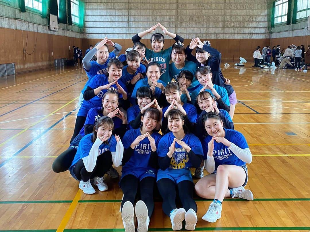 中央大学応援団チアリーディング部SPIRITSのインスタグラム：「. みんなで富士山ポーズ📸🗻 今日から富士山の麓で4泊5日の合宿が始まりました❣️ 合宿1日目はみんなで練習着を青に揃えています💙 . 野球応援を想定した練習をしました⚾️📣 今日の反省点を生かし、明日はさらに成長できるように三部一体となって頑張ります🔥 . #合宿 #春合宿 #応援団 #中央大学応援団 #チアリーディング #cheer #cheerleading #春から中大 #春から中央 #中央大学 #中大 #青春」