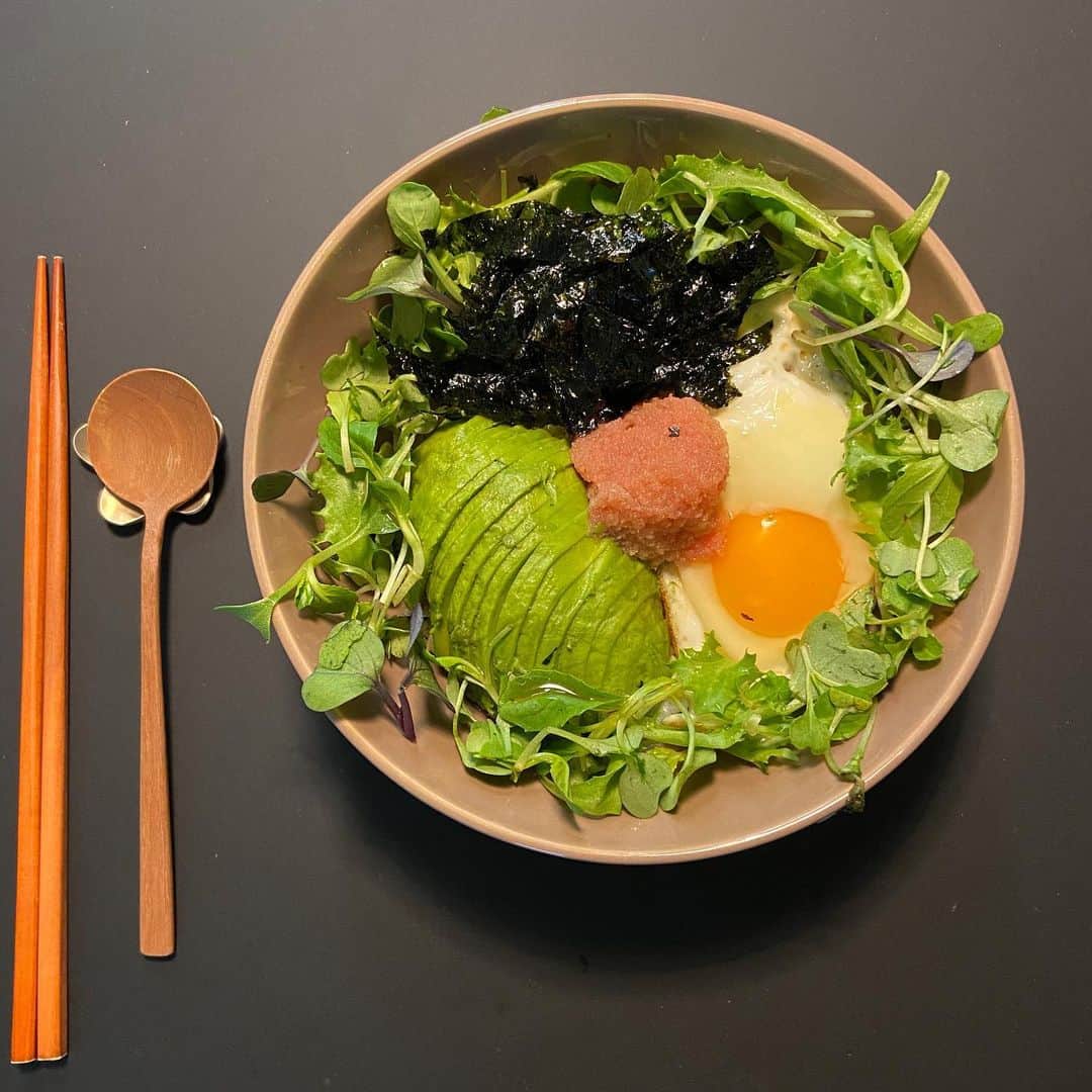 ソ・ウンスのインスタグラム：「집밖은 위험하니까 집밥 해먹기. 이영자선배님표 명란떡국 다들 드셔보세요.  너무 맛있어서 호로록 원샷 😋」