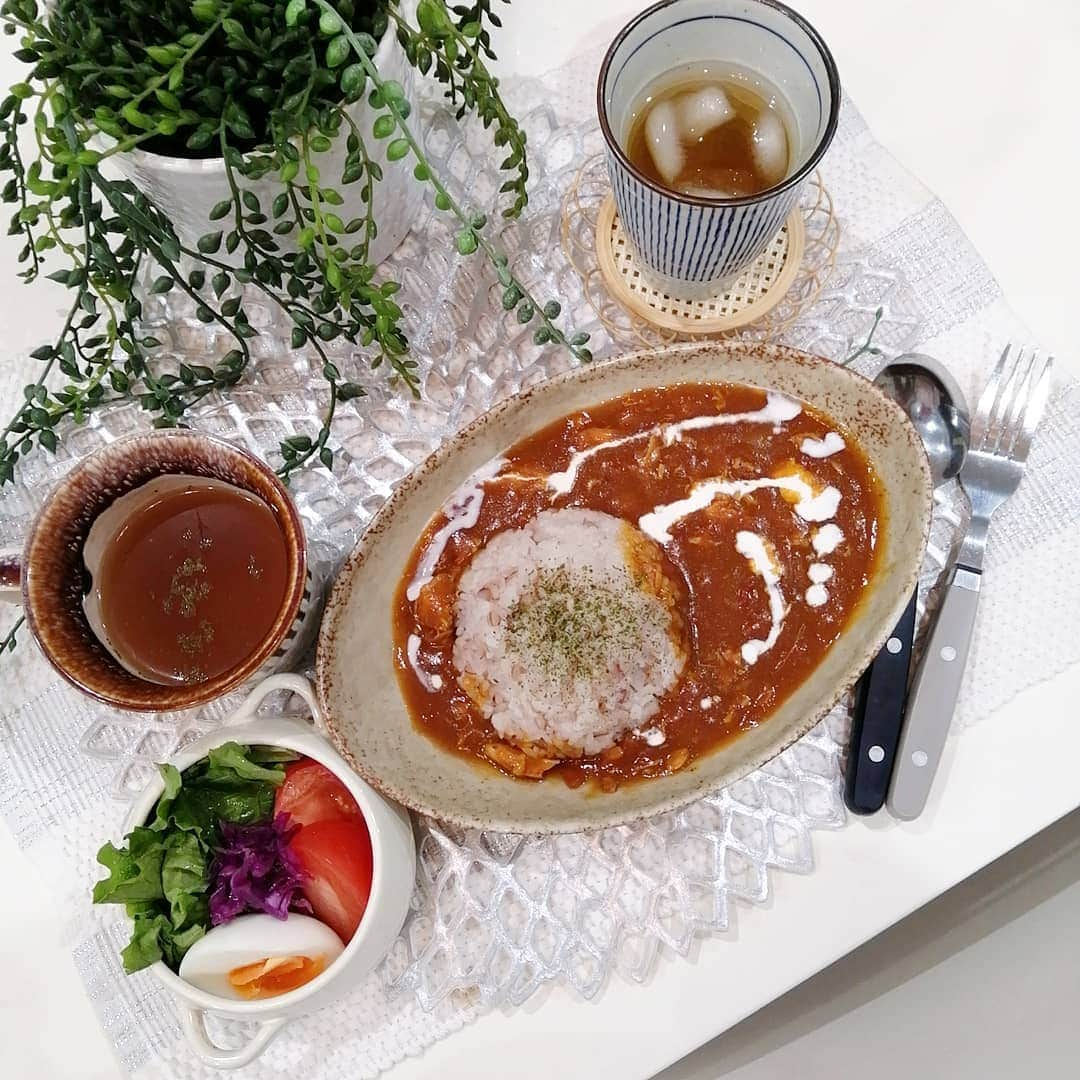 momoさんのインスタグラム写真 - (momoInstagram)「#晩御飯#食費月1万円  トマトチキンカレー オニオンスープ サラダ  うんっま🍅🐔🇮🇳🍛 トマト缶1缶、手羽元、玉ねぎ、人参だけのシンプルなカレー。圧力鍋で3回圧をかけて具が溶けるまでとろとろに！ ちょっぴりスパイシーになったから、マヌカハニーとミルクとバターでまろやかに調整！ 手羽元は骨からはずれて子どもも食べやすい。 碧3回、蒼2回、恭介2回おかわりして明日のお昼足りるかな？くらいしか残らなかった🤭 ・ ・ 疲れた😇 ・ ・ ・ 明日はメイクレッスン2件です💄❤️ とっても楽しみ✨ ・ ・ #晩ごはん#晩ご飯#夕食#夕御飯#夕食#おうちごはん#節約#節約ご飯#食費月1万円#晩御飯#食費1万#デリスタグラム#デリスタグラマー#クッキングラム#ワーママ#大分#instafood#カレー#トマトチキンカレー」2月20日 20時26分 - m.o.m.o.k