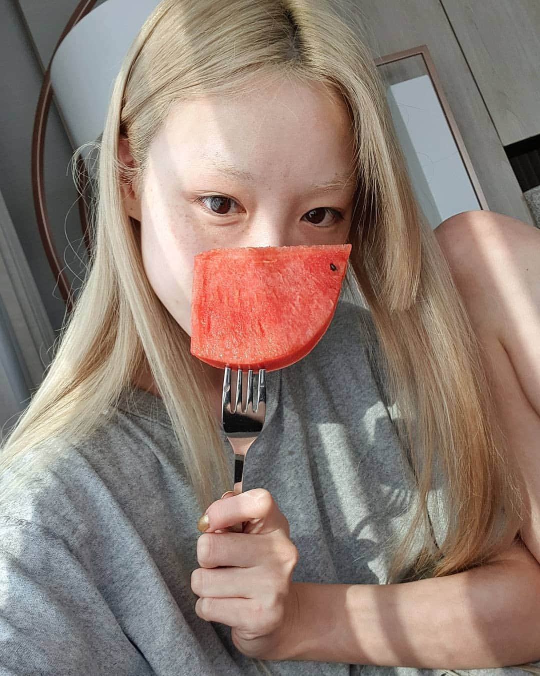 フェルナンダ・リーのインスタグラム：「Tropical country means the sweetest fruit 🥰🥰🥰」