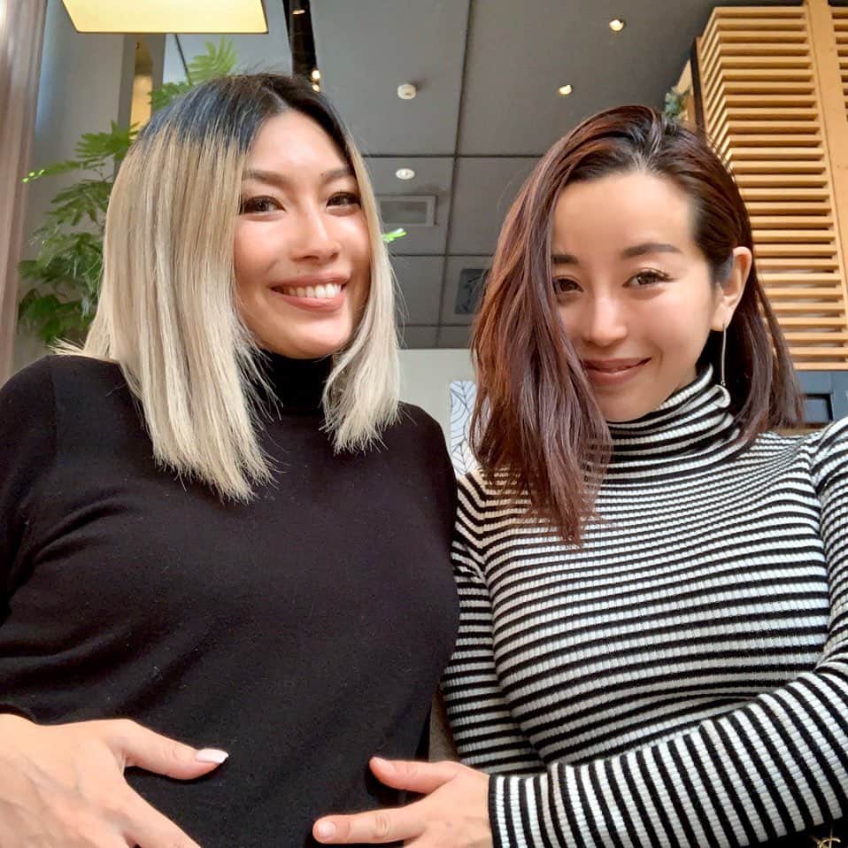 PINKYのインスタグラム：「stunning mom!🤰💋✨ . 昼遊びも夜遊びも共にしていたお友達がママに❣️✨👭 . @thetomomimax おめでとう🥰🎉❤️❤️❤️✨ . 私が妊娠中も言われていたけど、ほんと妊婦さんに会うと癒される〜🥺🌈💖 . @maroa_organic の素敵なプレゼントもありがとう🎁💕 ・・・ ・・・ #love #happy #family #mamalife #momlife #pregnant #妊婦さん #癒し #おめでとう ❤️」