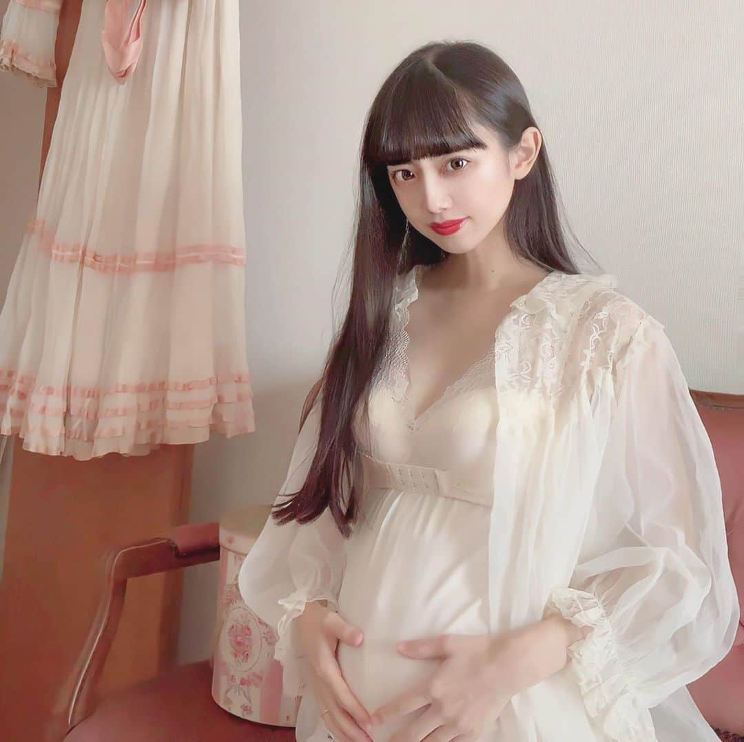 酒元麻衣（まいへー）のインスタグラム：「《ご報告》 この度、お腹に新しい命を授かりました♡ 安定期に入り、もうすぐ6ヶ月目を迎えますのでご報告させていただきます。予定日はなんとぽんの誕生日の7/11で夏生まれです😍 . . 妊娠初期は悪阻が酷く家に引きこもる生活でたまにSNSで弱音を吐いてしまったり、、フォロワーの皆さんに心配をかけてしまいすみませんでした😭悪阻の期間は、ぽんに家事を任せっきりで何もできない自分が本当に嫌になりました。何も出来ない私に一言も文句を言わず、仕事から帰ってきても笑顔で家事をしてくれて、私の体を気遣ってくれたぽんには本当に感謝の気持ちでいっぱいです。 . . 実は昨年、一度流産を経験しています。妊娠が分かった時はとっても嬉しくて2人で喜びましたが妊娠初期の健診で心拍確認後でしたが稽留流産している事がわかりました。ぽんと2人で病院で大泣きした日を今も鮮明に覚えています。命を授かることも奇跡だし、お腹の中で無事育つことも奇跡なんだと思いました。その経験があったので今回の妊娠も正直不安な気持ちでいっぱいで、病院に行くのも怖かったです。でも、健診の回数を重ねる度に育つ赤ちゃんをみて、不安だった気持ちが早く会いたいな、楽しみだなという気持ちにだんだん変わっていきました(^^)安定期に入ってからは、お腹も急に大きくなってきて、最近は胎動も感じる事が出来てとっても嬉しくて幸せです♡ . . . SNSの更新頻度も減っておりますが、これからも暖かく見守って頂けると嬉しいです♡フォロワーの皆様、いつもありがとうございます😢 . . 最後まで読んで下さりありがとうございました❣️ . . . 撮影で着用しているのは @lulukushelのキャミとvintageガウンです。キャミタイプのナイトブラはお腹も冷えなくてバストケアも出来て本当にオススメです♡ . . #妊娠報告#マタニティフォト #妊娠5ヶ月  #lulukushel#ルルクシェル#くつろぎ育乳キャミ #育乳ブラ#ナイトブラ#ナイトブラキャミ」