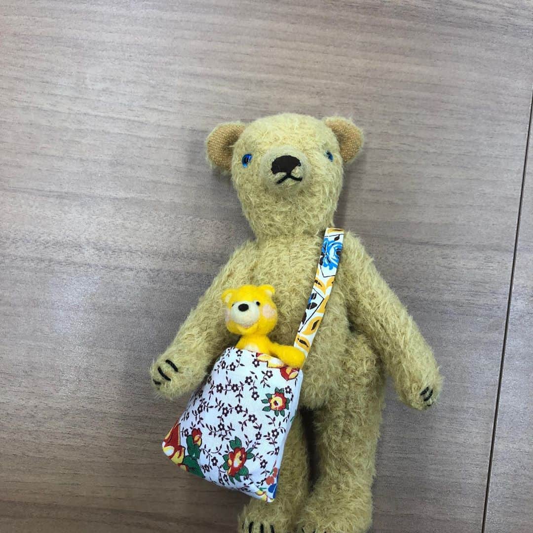 光浦靖子さんのインスタグラム写真 - (光浦靖子Instagram)「プレバトで作った笹野熊夫。 カバンには、羊毛で作ったクマと気持ち悪い赤ちゃんが入ってます。写真撮るの忘れた。足元のやつは入ってません #テディベア　#プレバト」2月20日 20時35分 - yasukomitsuura