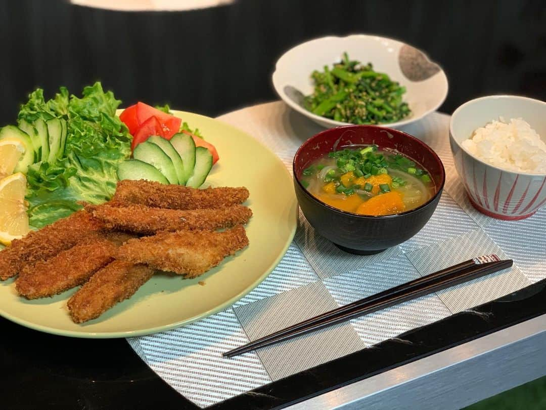 みかんさんのインスタグラム写真 - (みかんInstagram)「今日の晩ご飯は鯵フライ🐟 菜の花の辛子和え、南瓜の味噌汁でした🍚 魚屋さんで鯵が肉厚だったのよ✨もちろん捌きから🔪 この間の鰤でみんなから捌くの凄いと言って頂けたのは嬉しかったけど、流石に出刃包丁なくて新鮮すぎたから捌くのに結構、苦戦して何とかか出来たけど、大変だったのよ💦 それに比べたら小さい鯵の3枚下ろしなんかはチョチョイのチョイよん✨ 捌けるようになったのは2人のおかげ🧡 まずは婆ちゃんだな‼️ 婆ちゃんは80歳まで魚売りしてたから、私が幼い頃から捌きばかり見てたせいか、なんか頭に自然と入ってる🤣 もう1人は高校の時にアルバイトでお世話になった女将さんのおかげ❤️"女子なら魚ぐらい捌けないとダメよ"と言われ実践して教えてもらいました✨ 当時は面倒くさなぁと思いながらバイトもしてたけど、今じゃとっても為になってるので、ものすごく感謝してる❤️ 料理は出来て損はないのよね🥰 それにしても魚捌くと手が生臭い(´༎ຶོρ༎ຶོ`) レモン🍋を絞って手を洗うと臭いが取れるそうよ👍 みかん🍊でも取れるのかしら⁉️ #鯵フライ #菜の花の辛子和え #南瓜の味噌汁 #3枚下ろし #魚捌くの好き #婆ちゃんと女将さんのおかげで #魚を捌けるようになりました #感謝でしかない #洋食は苦手なんで #うちは和食か中華が多い」2月20日 20時47分 - mikan02241984