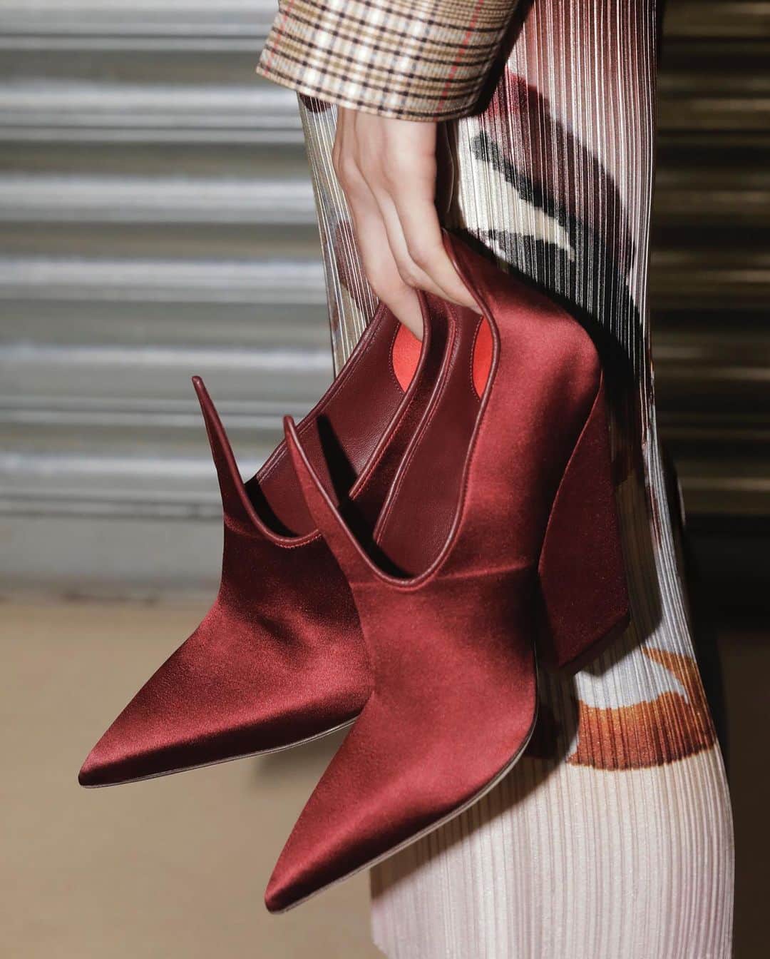 Burberryさんのインスタグラム写真 - (BurberryInstagram)「Discover the latest accessories from the #BurberryAutumnWinter20 runway – from sculptural heels to a new take on the Cube bag . #BurberryShow #LFW」2月20日 20時41分 - burberry